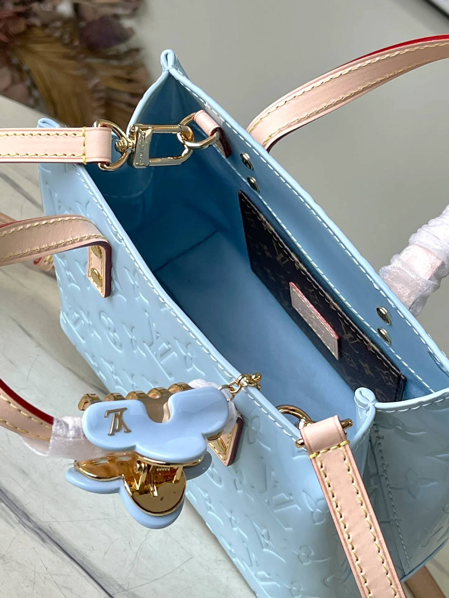 💰1360 (top layer leather) top original order M24144 blue This small Reade handbag is made of bright Monogram Vemis leather, including cow leather top handles and shoulder straps. The trendy pastel color palette of Zhouyuan's 2000 spring and summer series complements the Monogram embossed pattern. Bright hairpins add another touch of sophistication. Dimensions: 22 × 16.5 × 11 cm