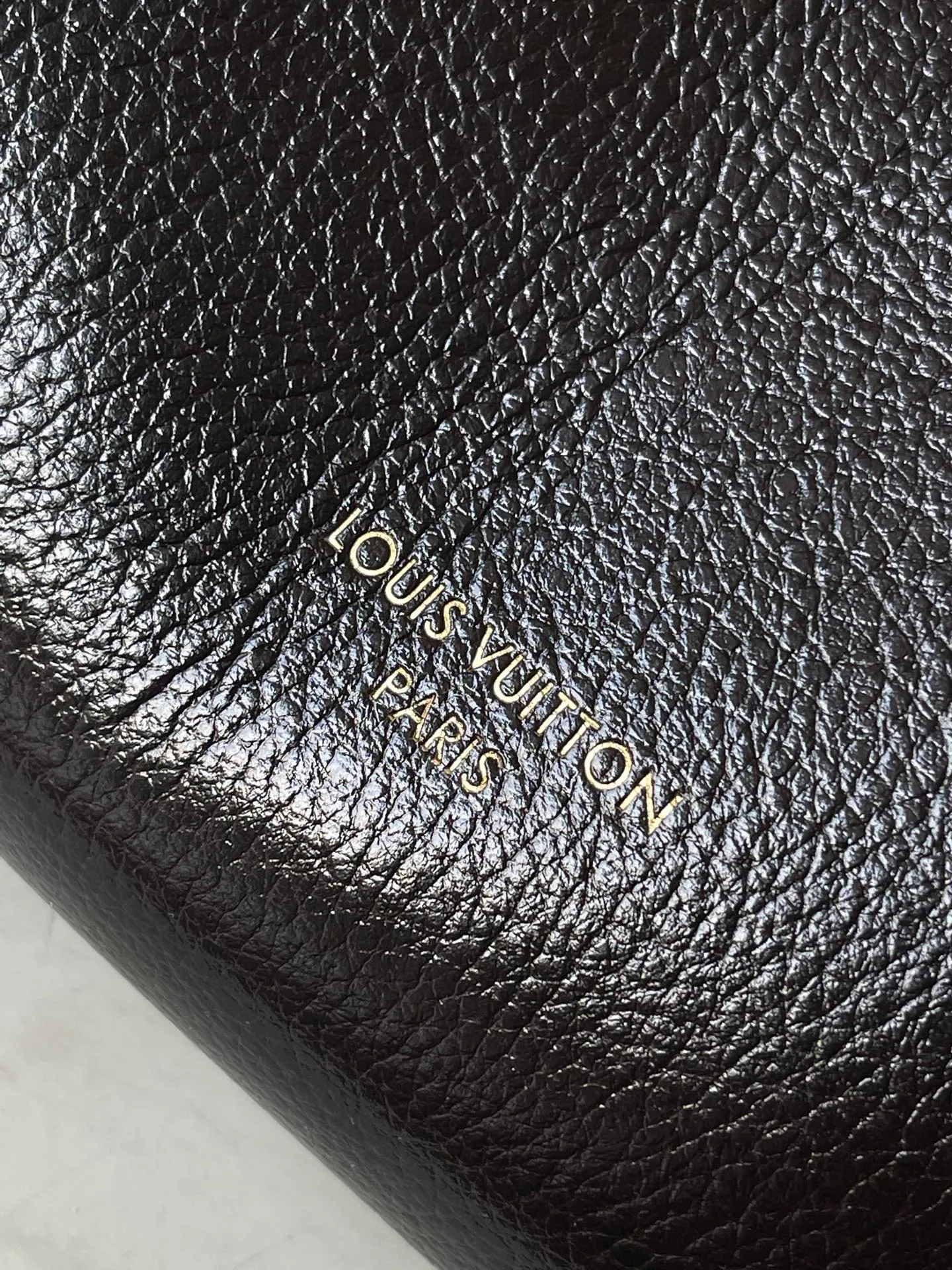 💰1240 (top layer leather) top original order M26359 oil wax leather. This season's Express medium handbag is specially crafted for modern women. This iconic design features a calfskin body with classic Monogram canvas trim. The Monogram jacquard lining pays tribute to the brand's long heritage, making it a perfect choice for urban life. It can be worn in various ways at will. The key bag and padlock are the finishing touches, adding subtle details to the overall design. Dimensions: 36 × 24 × 18.5 cm
