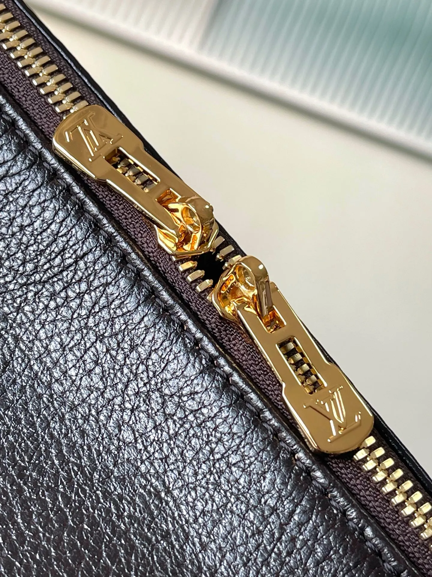 💰1240 (top layer leather) top original order M26359 oil wax leather. This season's Express medium handbag is specially crafted for modern women. This iconic design features a calfskin body with classic Monogram canvas trim. The Monogram jacquard lining pays tribute to the brand's long heritage, making it a perfect choice for urban life. It can be worn in various ways at will. The key bag and padlock are the finishing touches, adding subtle details to the overall design. Dimensions: 36 × 24 × 18.5 cm