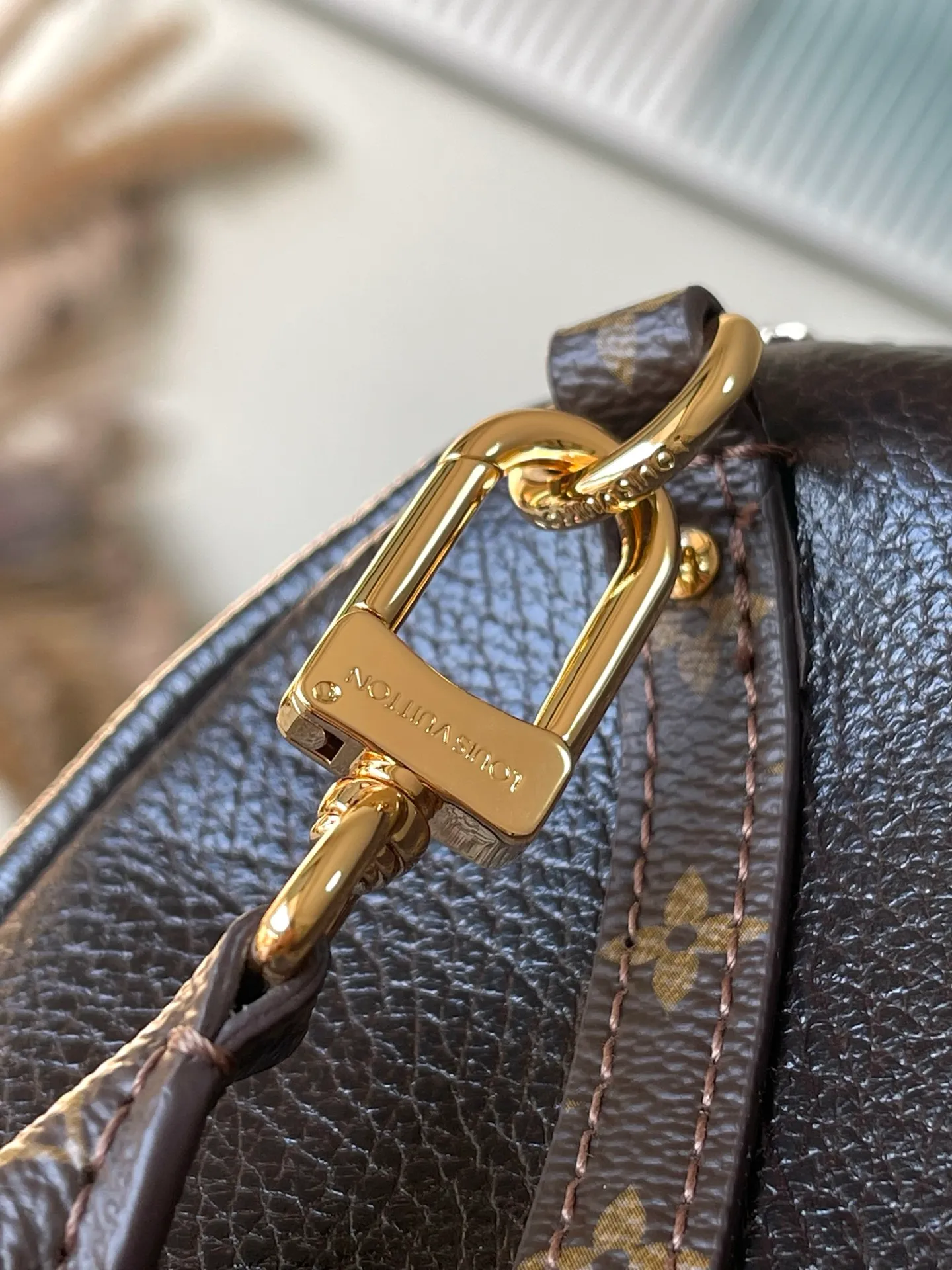 💰1240 (top layer leather) top original order M26359 oil wax leather. This season's Express medium handbag is specially crafted for modern women. This iconic design features a calfskin body with classic Monogram canvas trim. The Monogram jacquard lining pays tribute to the brand's long heritage, making it a perfect choice for urban life. It can be worn in various ways at will. The key bag and padlock are the finishing touches, adding subtle details to the overall design. Dimensions: 36 × 24 × 18.5 cm