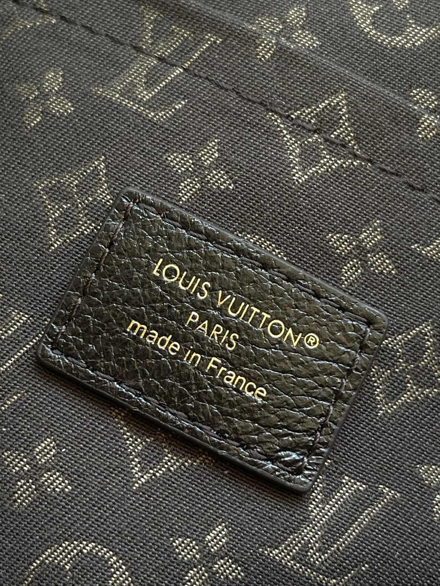 💰1240 (top layer leather) top original order M26359 oil wax leather. This season's Express medium handbag is specially crafted for modern women. This iconic design features a calfskin body with classic Monogram canvas trim. The Monogram jacquard lining pays tribute to the brand's long heritage, making it a perfect choice for urban life. It can be worn in various ways at will. The key bag and padlock are the finishing touches, adding subtle details to the overall design. Dimensions: 36 × 24 × 18.5 cm