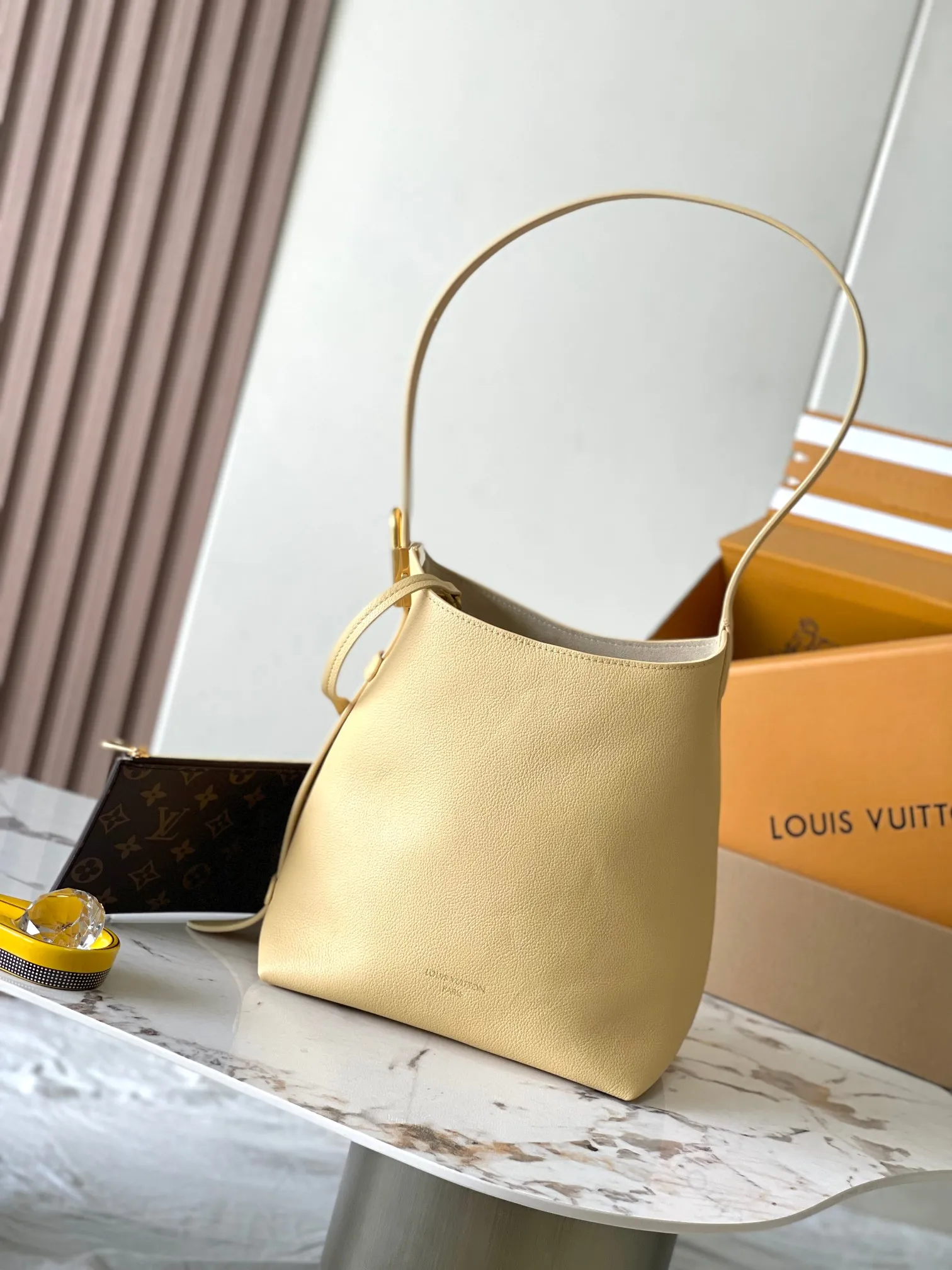 p2800 [Special grade MB chip version original leather] Low Key Hobo small size uses soft cow leather to outline simple and elegant lines, and is paired with suede lining to release a trendy atmosphere, fully demonstrating the brand's exquisite craftsmanship. Model: M25353 dynamic chip version Material: A-grade all-steel hardware, imported original fabric Packaging: full set of original factory duty-free MB packaging Size: 24*28*16CM
