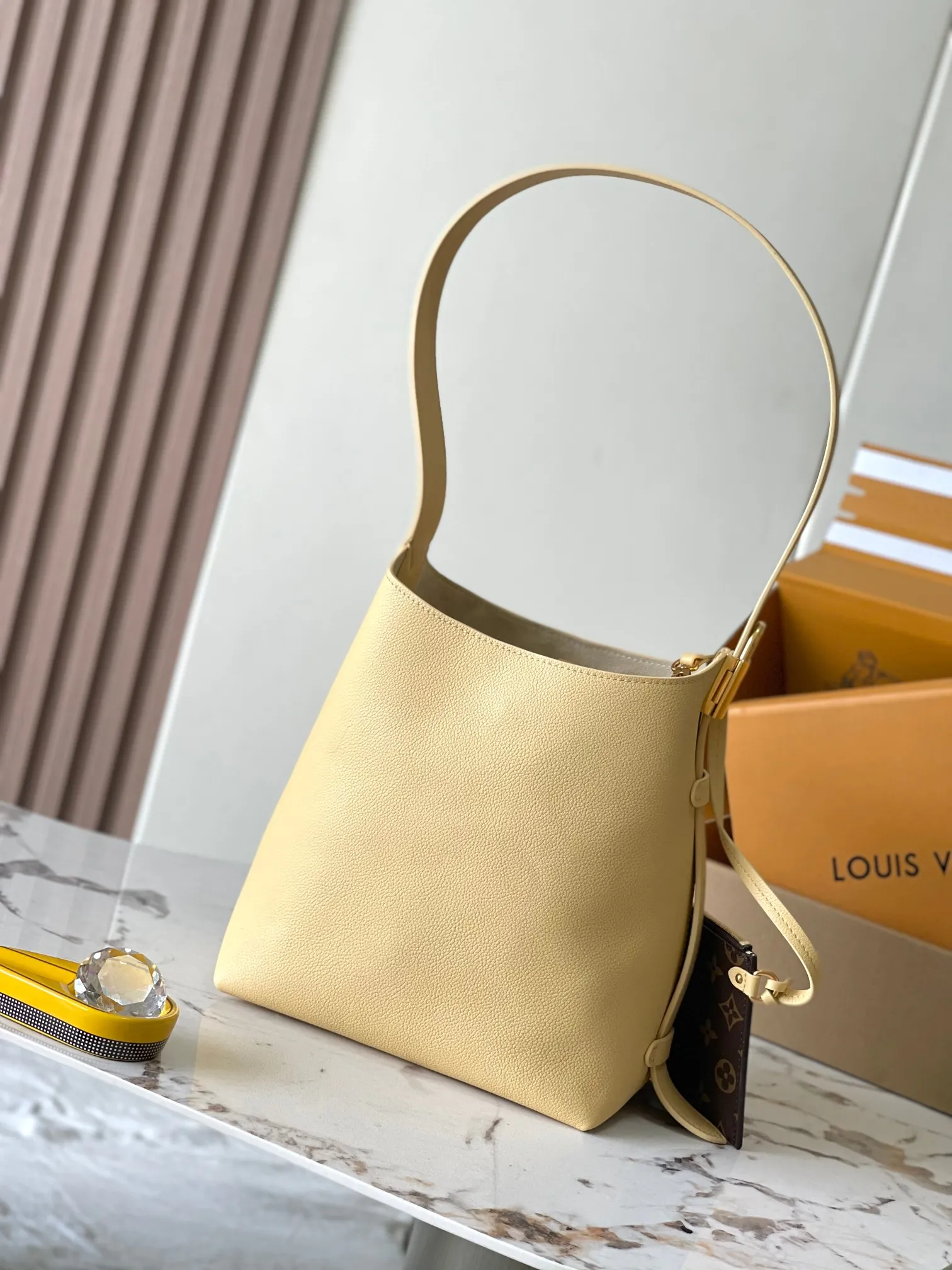p2800 [Special grade MB chip version original leather] Low Key Hobo small size uses soft cow leather to outline simple and elegant lines, and is paired with suede lining to release a trendy atmosphere, fully demonstrating the brand's exquisite craftsmanship. Model: M25353 dynamic chip version Material: A-grade all-steel hardware, imported original fabric Packaging: full set of original factory duty-free MB packaging Size: 24*28*16CM