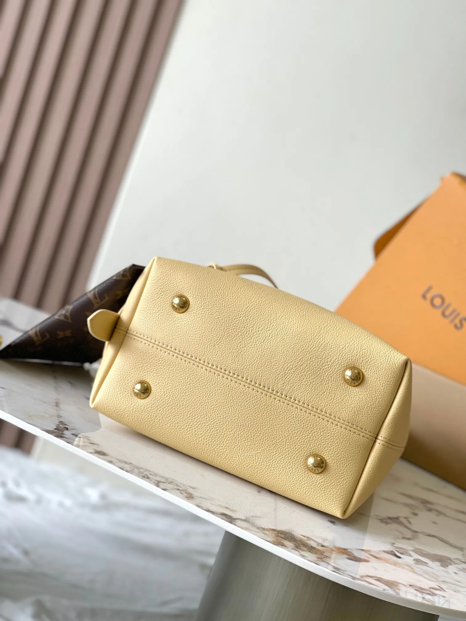 p2800 [Special grade MB chip version original leather] Low Key Hobo small size uses soft cow leather to outline simple and elegant lines, and is paired with suede lining to release a trendy atmosphere, fully demonstrating the brand's exquisite craftsmanship. Model: M25353 dynamic chip version Material: A-grade all-steel hardware, imported original fabric Packaging: full set of original factory duty-free MB packaging Size: 24*28*16CM