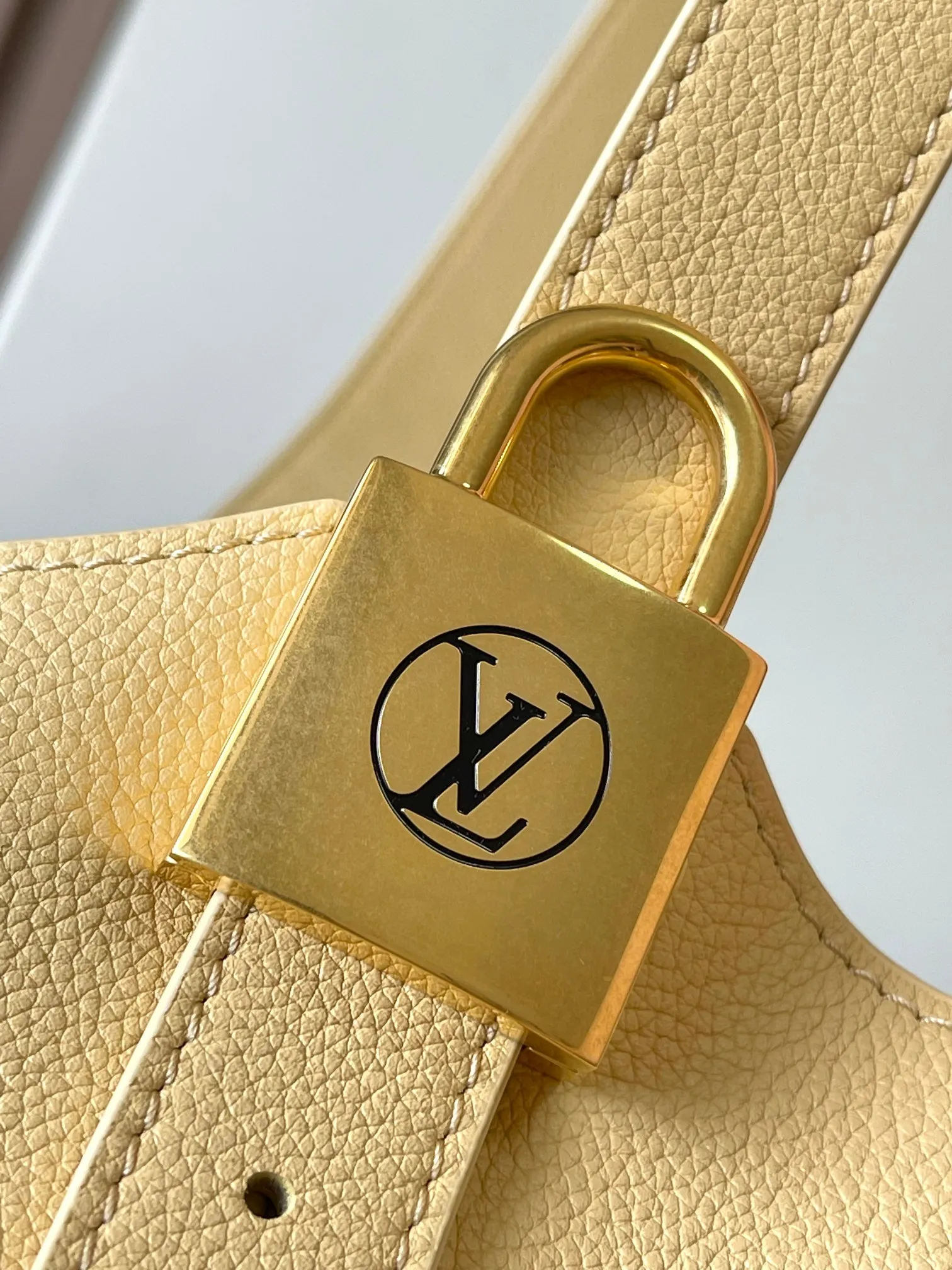 p2800 [Special grade MB chip version original leather] Low Key Hobo small size uses soft cow leather to outline simple and elegant lines, and is paired with suede lining to release a trendy atmosphere, fully demonstrating the brand's exquisite craftsmanship. Model: M25353 dynamic chip version Material: A-grade all-steel hardware, imported original fabric Packaging: full set of original factory duty-free MB packaging Size: 24*28*16CM