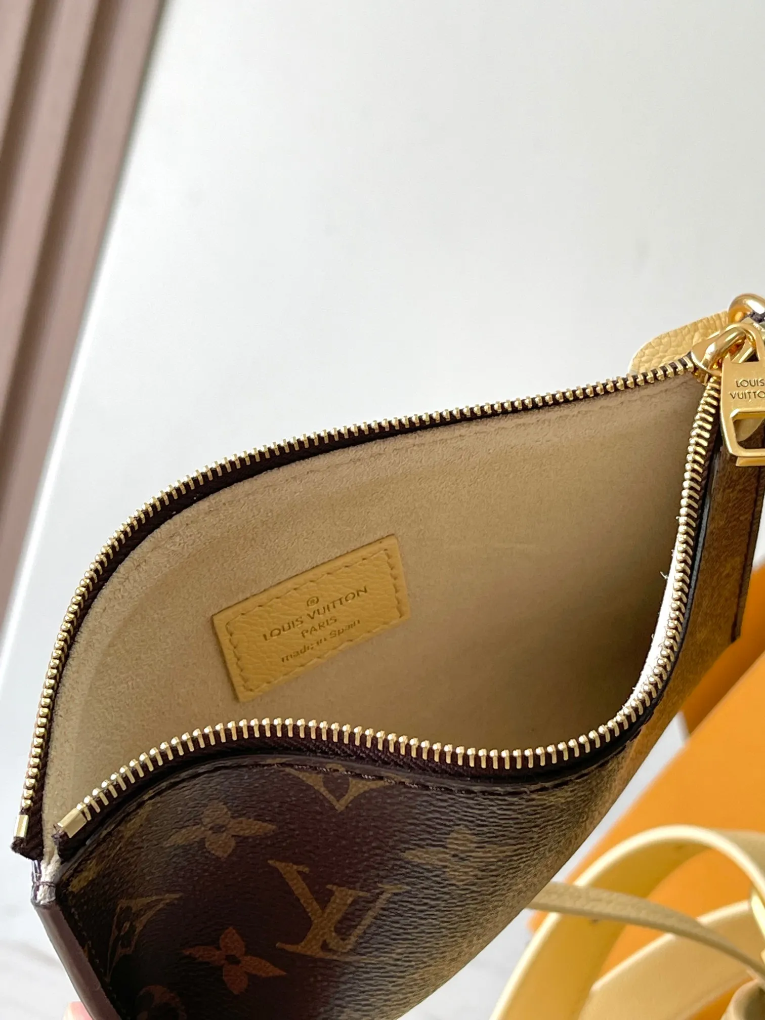 p2800 [Special grade MB chip version original leather] Low Key Hobo small size uses soft cow leather to outline simple and elegant lines, and is paired with suede lining to release a trendy atmosphere, fully demonstrating the brand's exquisite craftsmanship. Model: M25353 dynamic chip version Material: A-grade all-steel hardware, imported original fabric Packaging: full set of original factory duty-free MB packaging Size: 24*28*16CM