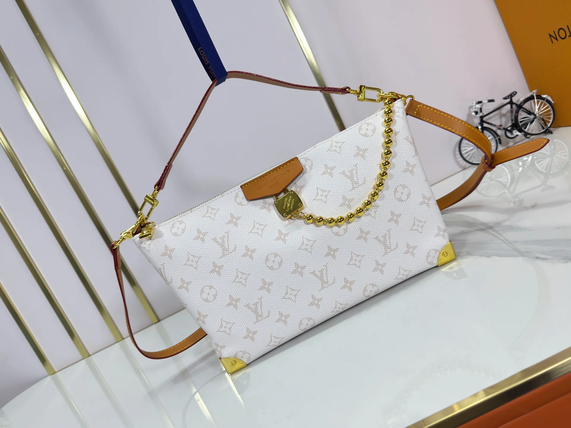 P280 Upgraded original version M14661 This version of Hills chette draws inspiration from Louis Vuitton’s iconic Monogram canvas and is dazzlingly embellished with Monogram Mini. This handbag is a 2025 new design, decorated with cowhide trim and gold metal parts. The length of the handle can be adjusted to the most suitable length, and there is ample space inside the bag to store a mobile phone, business card holder, lipstick and keys. 32x 19x 9.5 cm (length x height x width)
