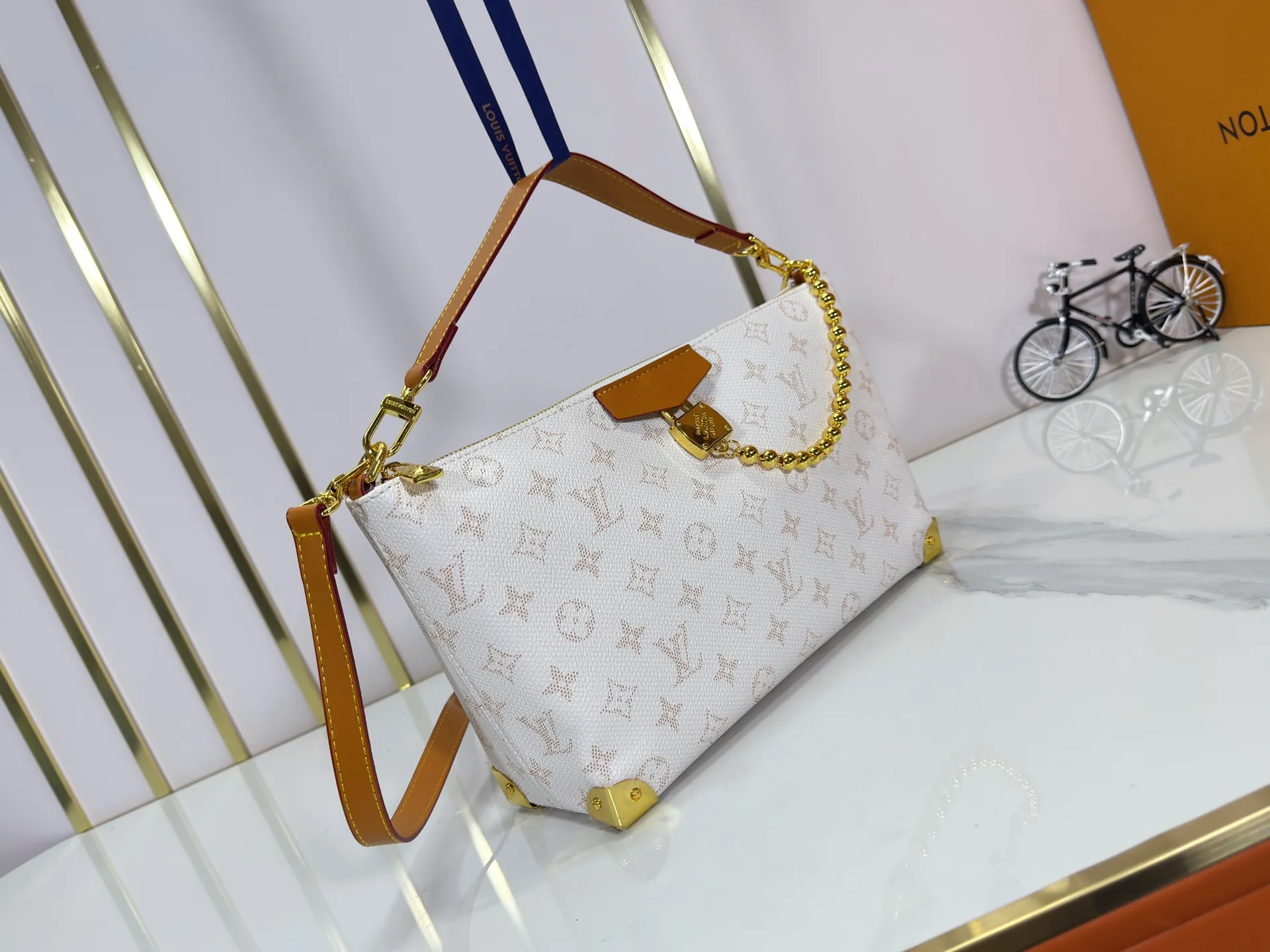 P280 Upgraded original version M14661 This version of Hills chette draws inspiration from Louis Vuitton’s iconic Monogram canvas and is dazzlingly embellished with Monogram Mini. This handbag is a 2025 new design, decorated with cowhide trim and gold metal parts. The length of the handle can be adjusted to the most suitable length, and there is ample space inside the bag to store a mobile phone, business card holder, lipstick and keys. 32x 19x 9.5 cm (length x height x width)
