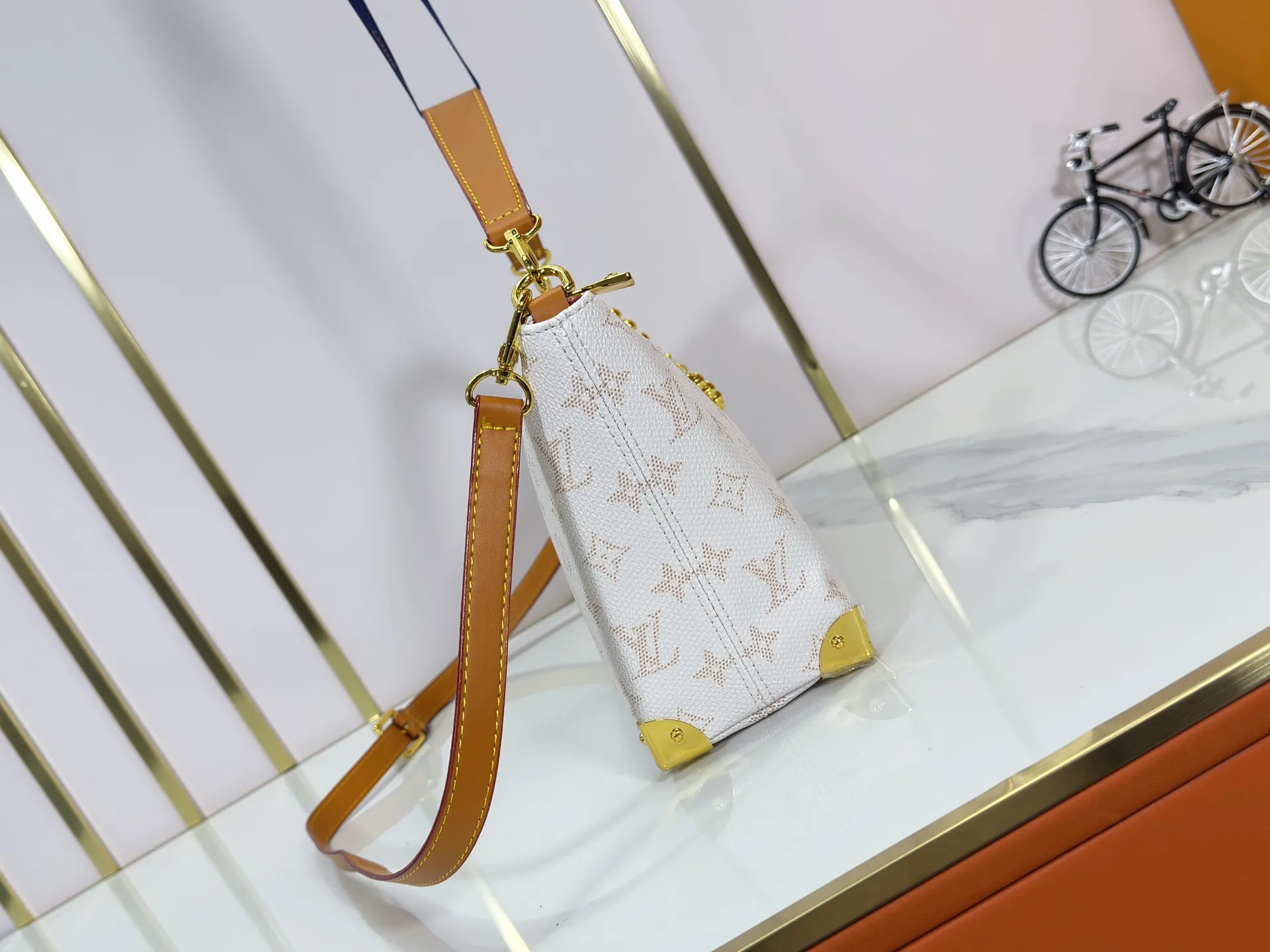 P280 Upgraded original version M14661 This version of Hills chette draws inspiration from Louis Vuitton’s iconic Monogram canvas and is dazzlingly embellished with Monogram Mini. This handbag is a 2025 new design, decorated with cowhide trim and gold metal parts. The length of the handle can be adjusted to the most suitable length, and there is ample space inside the bag to store a mobile phone, business card holder, lipstick and keys. 32x 19x 9.5 cm (length x height x width)