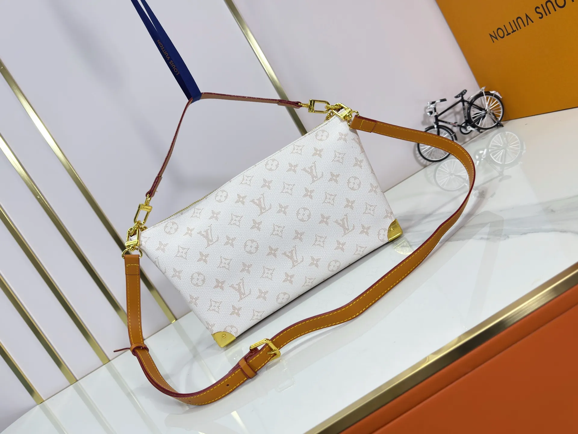 P280 Upgraded original version M14661 This version of Hills chette draws inspiration from Louis Vuitton’s iconic Monogram canvas and is dazzlingly embellished with Monogram Mini. This handbag is a 2025 new design, decorated with cowhide trim and gold metal parts. The length of the handle can be adjusted to the most suitable length, and there is ample space inside the bag to store a mobile phone, business card holder, lipstick and keys. 32x 19x 9.5 cm (length x height x width)