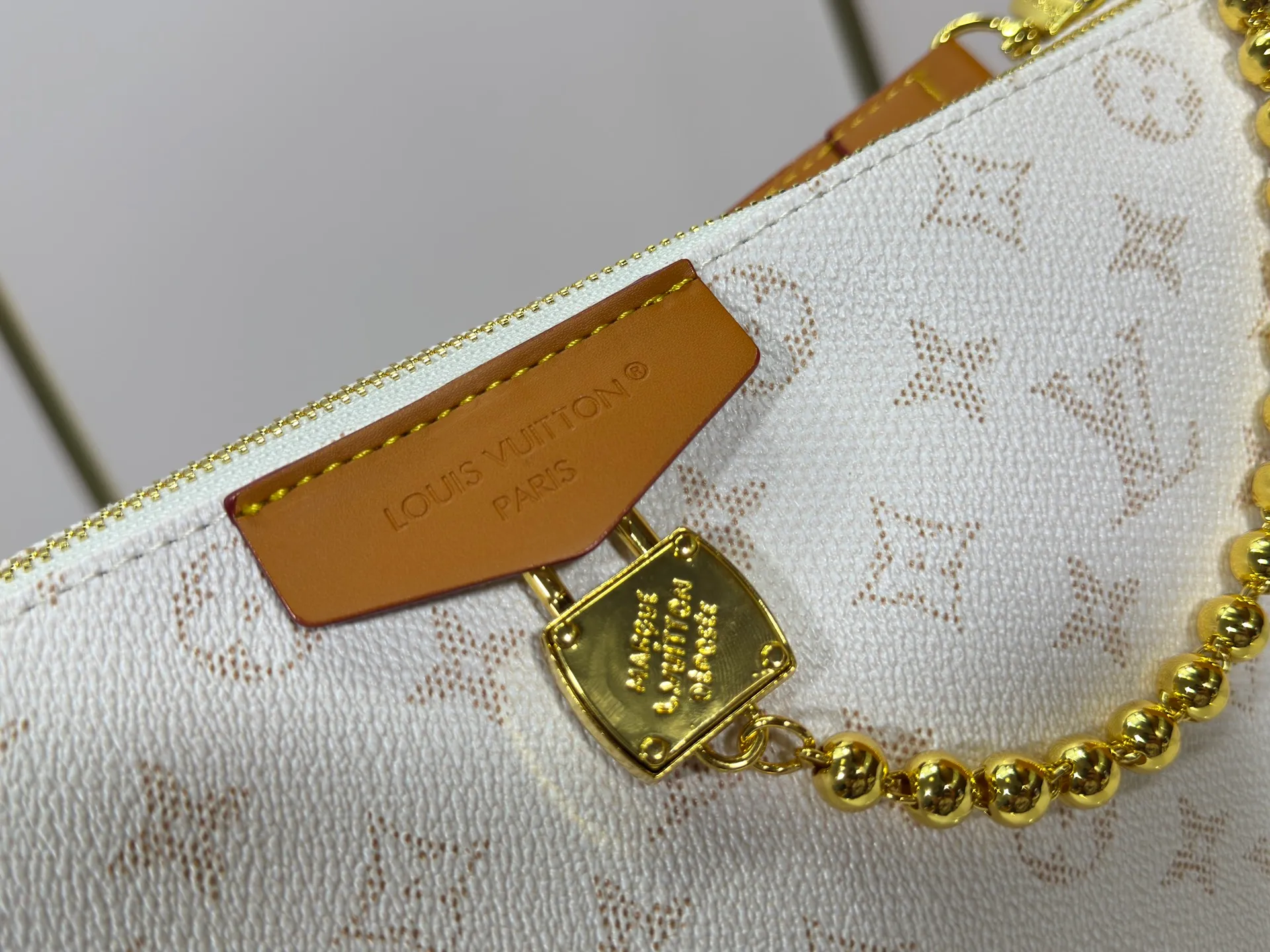 P280 Upgraded original version M14661 This version of Hills chette draws inspiration from Louis Vuitton’s iconic Monogram canvas and is dazzlingly embellished with Monogram Mini. This handbag is a 2025 new design, decorated with cowhide trim and gold metal parts. The length of the handle can be adjusted to the most suitable length, and there is ample space inside the bag to store a mobile phone, business card holder, lipstick and keys. 32x 19x 9.5 cm (length x height x width)