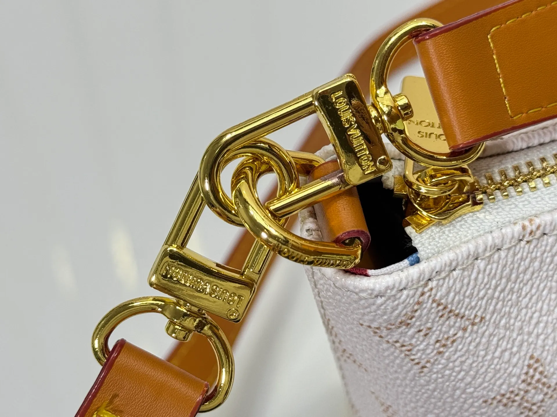 P280 Upgraded original version M14661 This version of Hills chette draws inspiration from Louis Vuitton’s iconic Monogram canvas and is dazzlingly embellished with Monogram Mini. This handbag is a 2025 new design, decorated with cowhide trim and gold metal parts. The length of the handle can be adjusted to the most suitable length, and there is ample space inside the bag to store a mobile phone, business card holder, lipstick and keys. 32x 19x 9.5 cm (length x height x width)