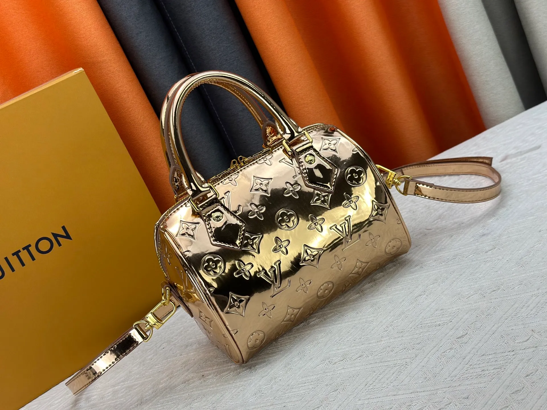 P260 M11987 M58953 Rose Gold This Speedy Bandoulière 20 handbag is from the LV Ski series. It is made of embossed coated canvas with smooth leather trimming and bright metal parts, and uses the new Monogram Miroir effect to express the retro-futuristic concept. The detachable and adjustable leather shoulder strap allows for a variety of carrying options, and the compact design can accommodate daily needs such as a long wallet. Dimensions: 20.5x13.5x12