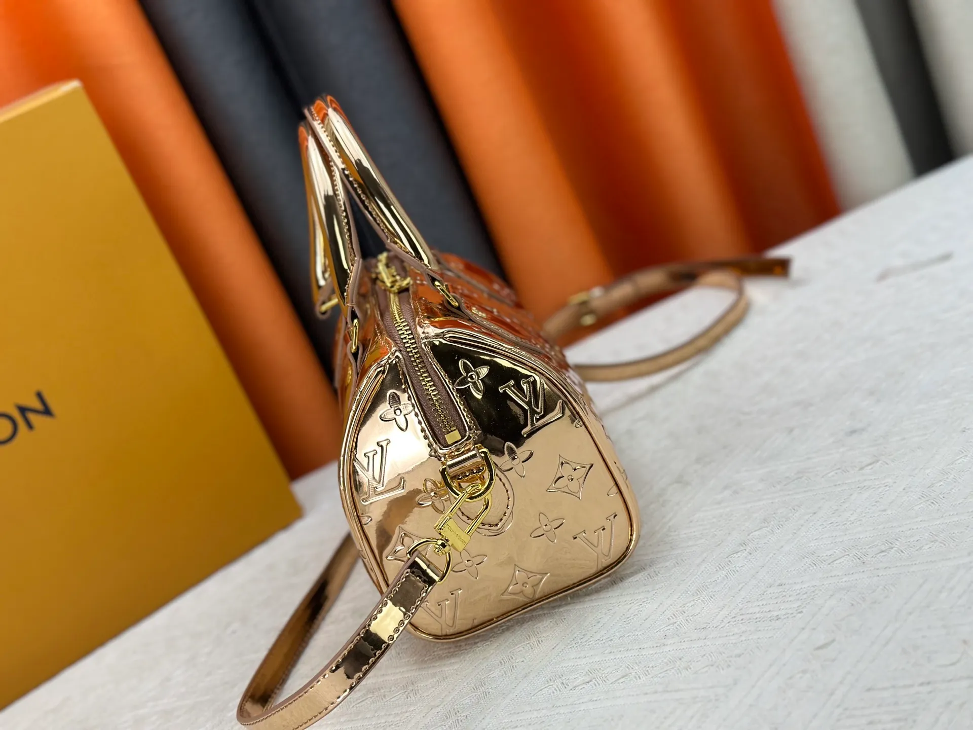 P260 M11987 M58953 Rose Gold This Speedy Bandoulière 20 handbag is from the LV Ski series. It is made of embossed coated canvas with smooth leather trimming and bright metal parts, and uses the new Monogram Miroir effect to express the retro-futuristic concept. The detachable and adjustable leather shoulder strap allows for a variety of carrying options, and the compact design can accommodate daily needs such as a long wallet. Dimensions: 20.5x13.5x12