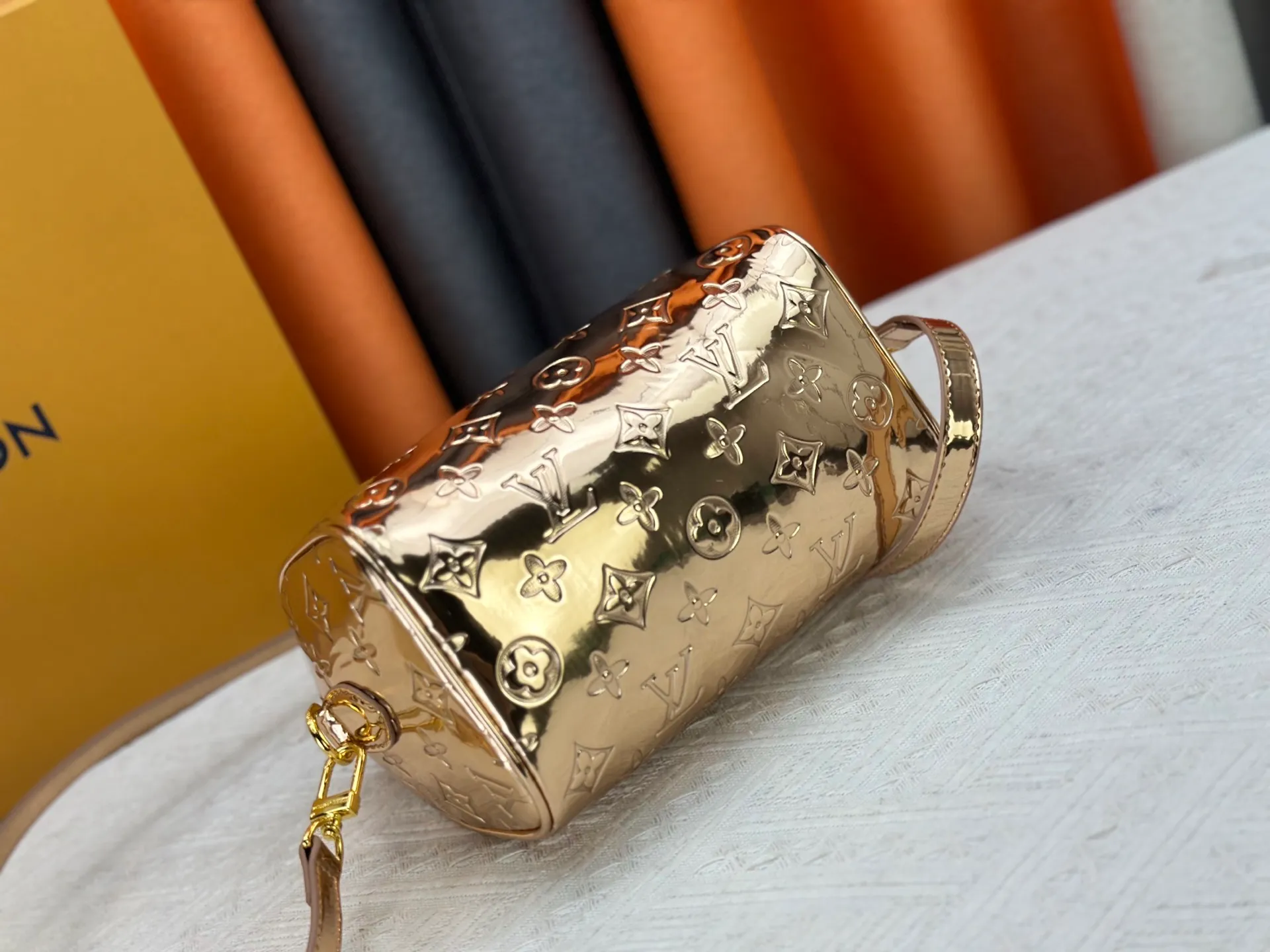 P260 M11987 M58953 Rose Gold This Speedy Bandoulière 20 handbag is from the LV Ski series. It is made of embossed coated canvas with smooth leather trimming and bright metal parts, and uses the new Monogram Miroir effect to express the retro-futuristic concept. The detachable and adjustable leather shoulder strap allows for a variety of carrying options, and the compact design can accommodate daily needs such as a long wallet. Dimensions: 20.5x13.5x12