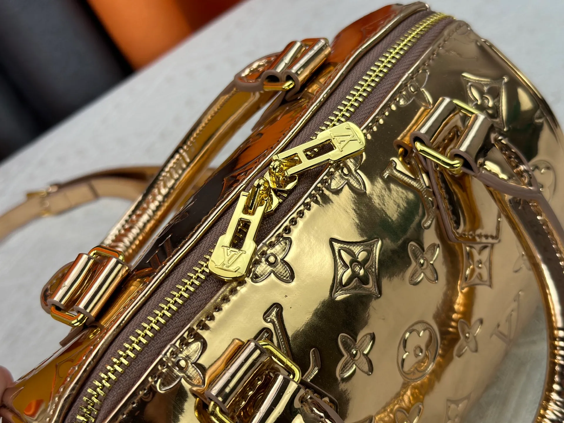 P260 M11987 M58953 Rose Gold This Speedy Bandoulière 20 handbag is from the LV Ski series. It is made of embossed coated canvas with smooth leather trimming and bright metal parts, and uses the new Monogram Miroir effect to express the retro-futuristic concept. The detachable and adjustable leather shoulder strap allows for a variety of carrying options, and the compact design can accommodate daily needs such as a long wallet. Dimensions: 20.5x13.5x12