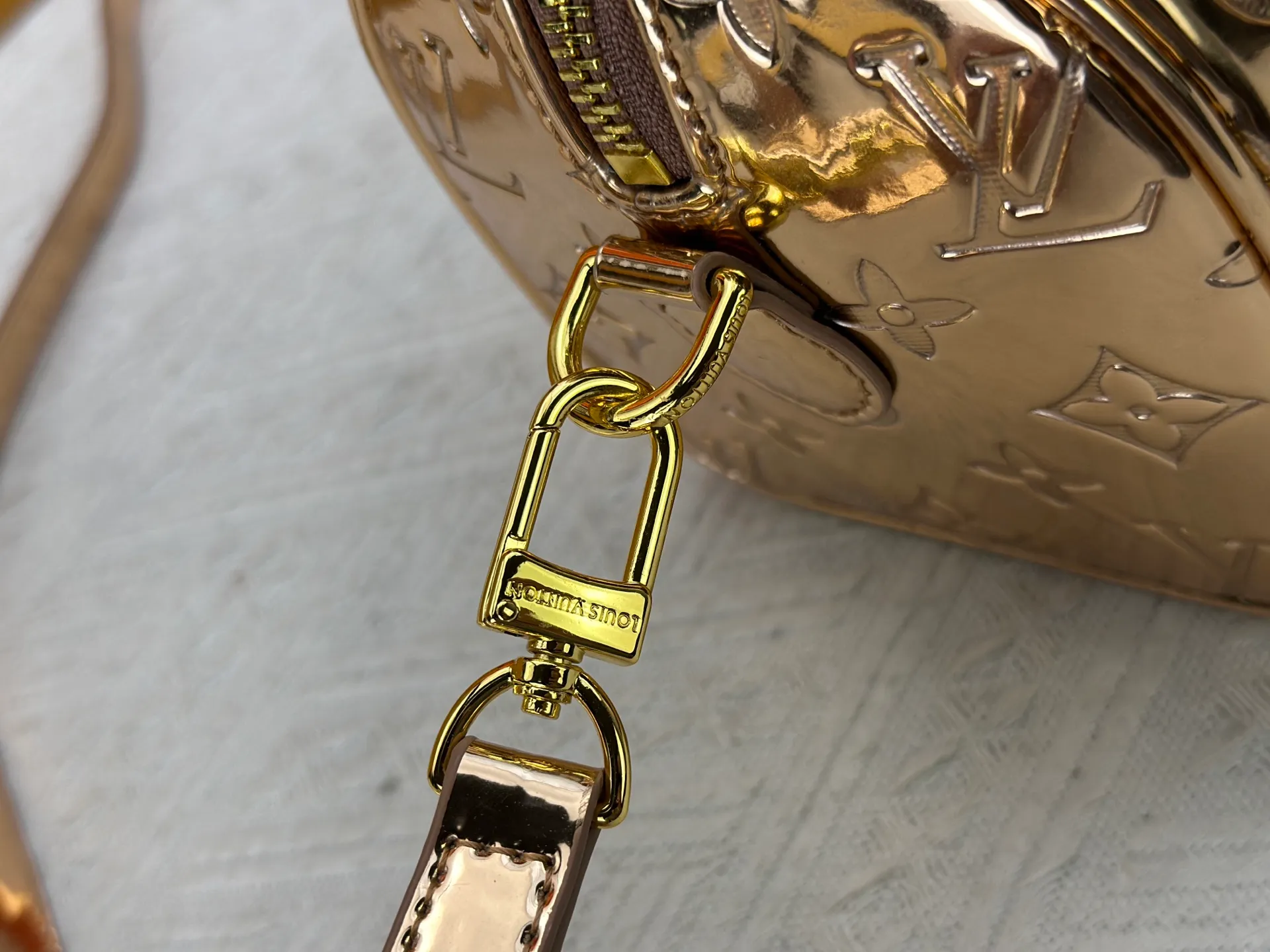 P260 M11987 M58953 Rose Gold This Speedy Bandoulière 20 handbag is from the LV Ski series. It is made of embossed coated canvas with smooth leather trimming and bright metal parts, and uses the new Monogram Miroir effect to express the retro-futuristic concept. The detachable and adjustable leather shoulder strap allows for a variety of carrying options, and the compact design can accommodate daily needs such as a long wallet. Dimensions: 20.5x13.5x12