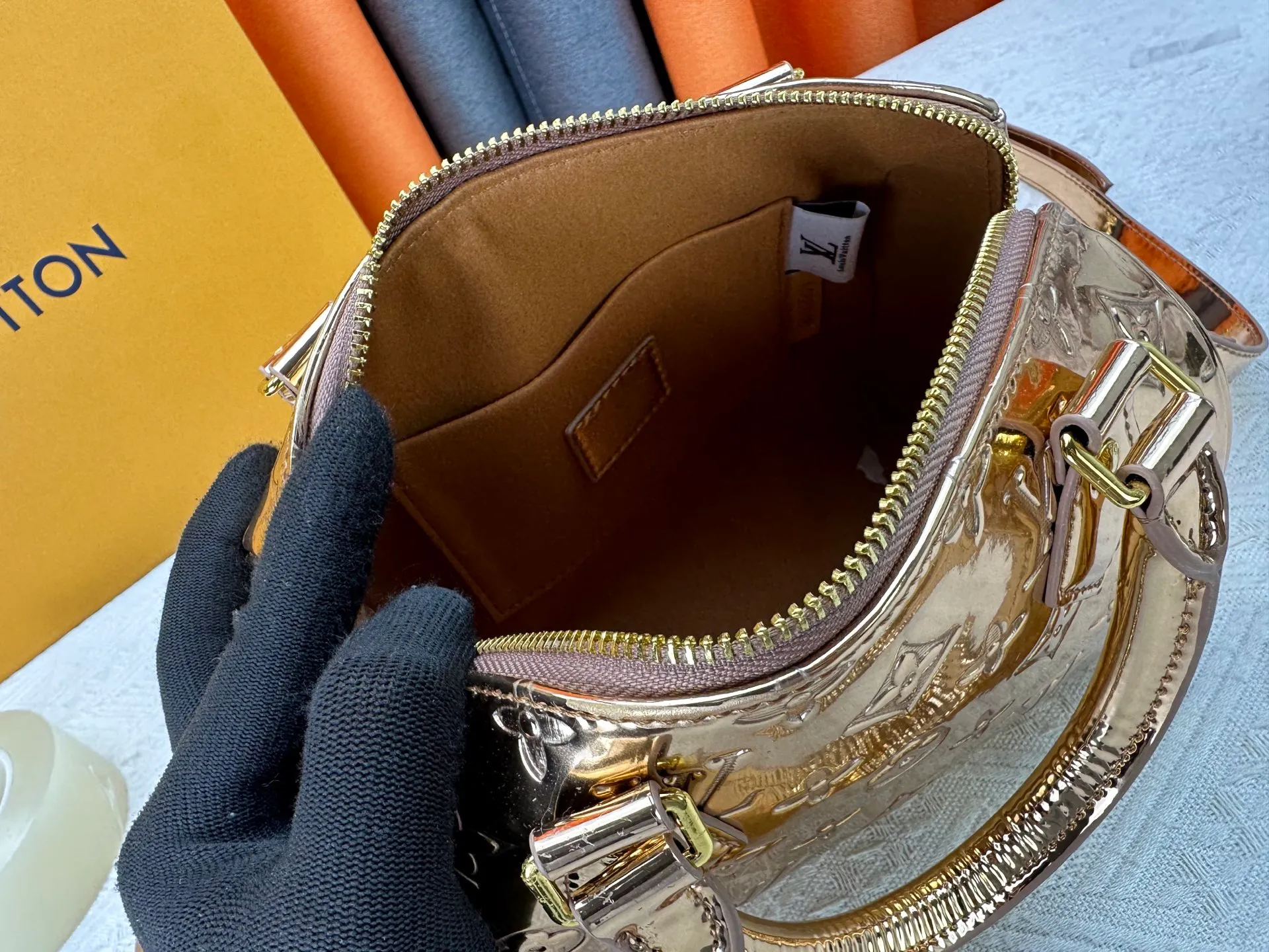 P260 M11987 M58953 Rose Gold This Speedy Bandoulière 20 handbag is from the LV Ski series. It is made of embossed coated canvas with smooth leather trimming and bright metal parts, and uses the new Monogram Miroir effect to express the retro-futuristic concept. The detachable and adjustable leather shoulder strap allows for a variety of carrying options, and the compact design can accommodate daily needs such as a long wallet. Dimensions: 20.5x13.5x12