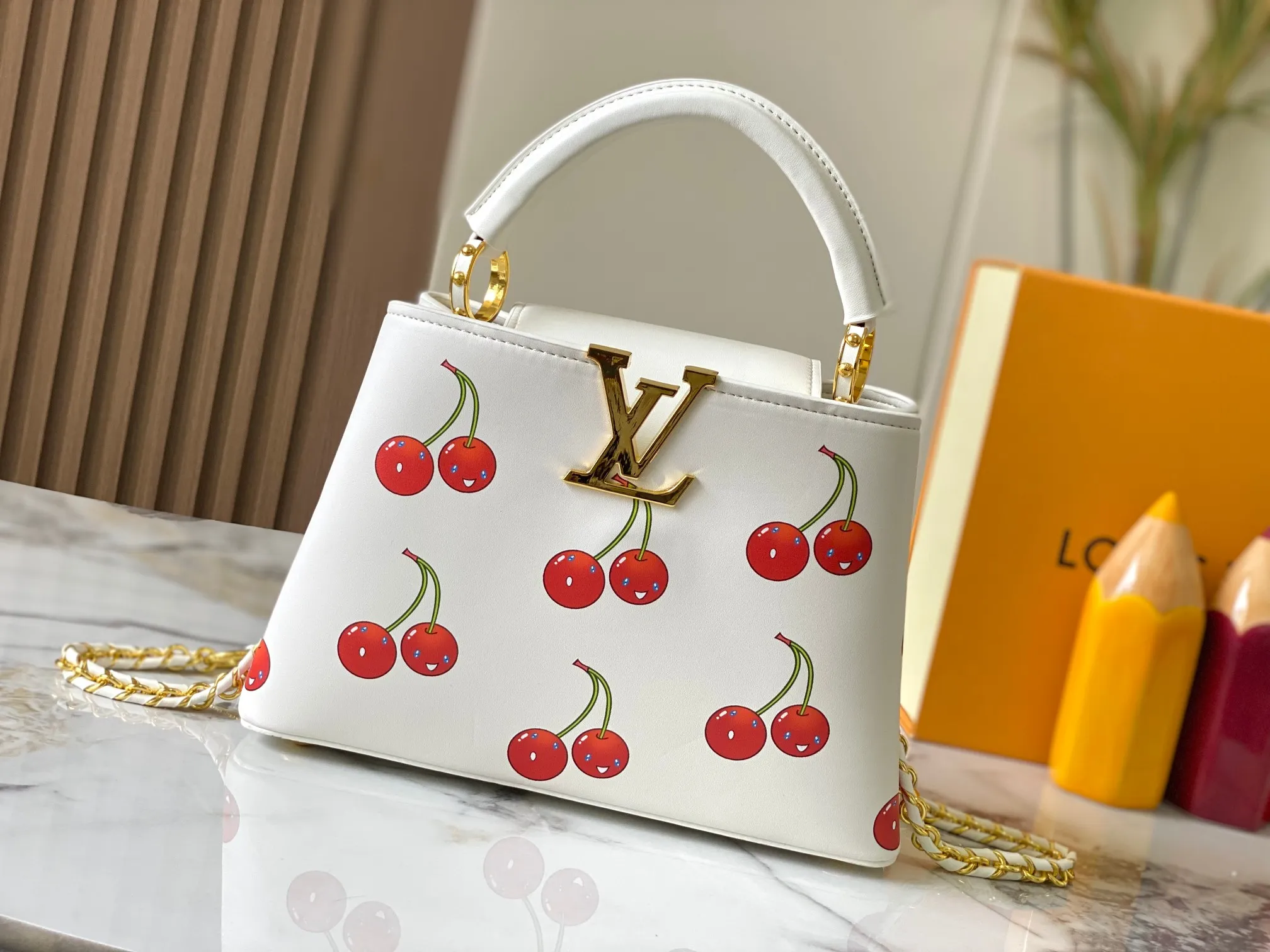 p440 [Guangzhou top quality original] 59939 Cherry🍒The luxurious Taurillon leather of this Capucines BB handbag looks great in soft beige. The flap is brown cherry leather. The same goes for the elegant top handle. The flaps can be tucked inside to feature the LV signature, or they can be exposed outwards to reveal a simple Monogram Blossom. A wide, removable shoulder strap provides carrying options. Size: 27*18*9cm