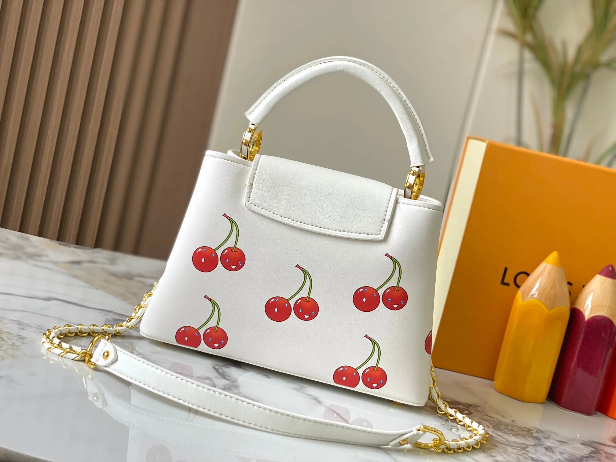 p440 [Guangzhou top quality original] 59939 Cherry🍒The luxurious Taurillon leather of this Capucines BB handbag looks great in soft beige. The flap is brown cherry leather. The same goes for the elegant top handle. The flaps can be tucked inside to feature the LV signature, or they can be exposed outwards to reveal a simple Monogram Blossom. A wide, removable shoulder strap provides carrying options. Size: 27*18*9cm