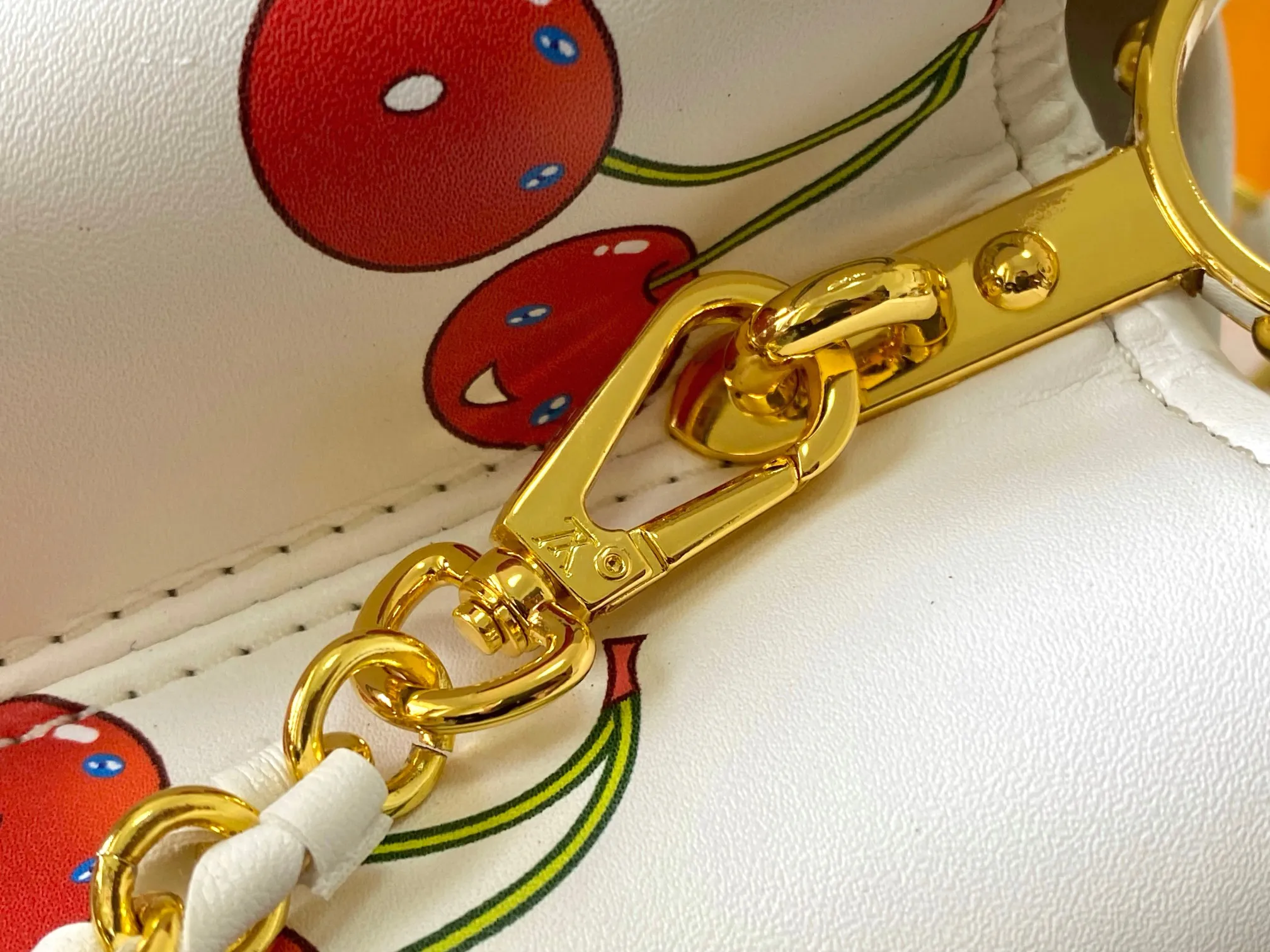 p440 [Guangzhou top quality original] 59939 Cherry🍒The luxurious Taurillon leather of this Capucines BB handbag looks great in soft beige. The flap is brown cherry leather. The same goes for the elegant top handle. The flaps can be tucked inside to feature the LV signature, or they can be exposed outwards to reveal a simple Monogram Blossom. A wide, removable shoulder strap provides carrying options. Size: 27*18*9cm