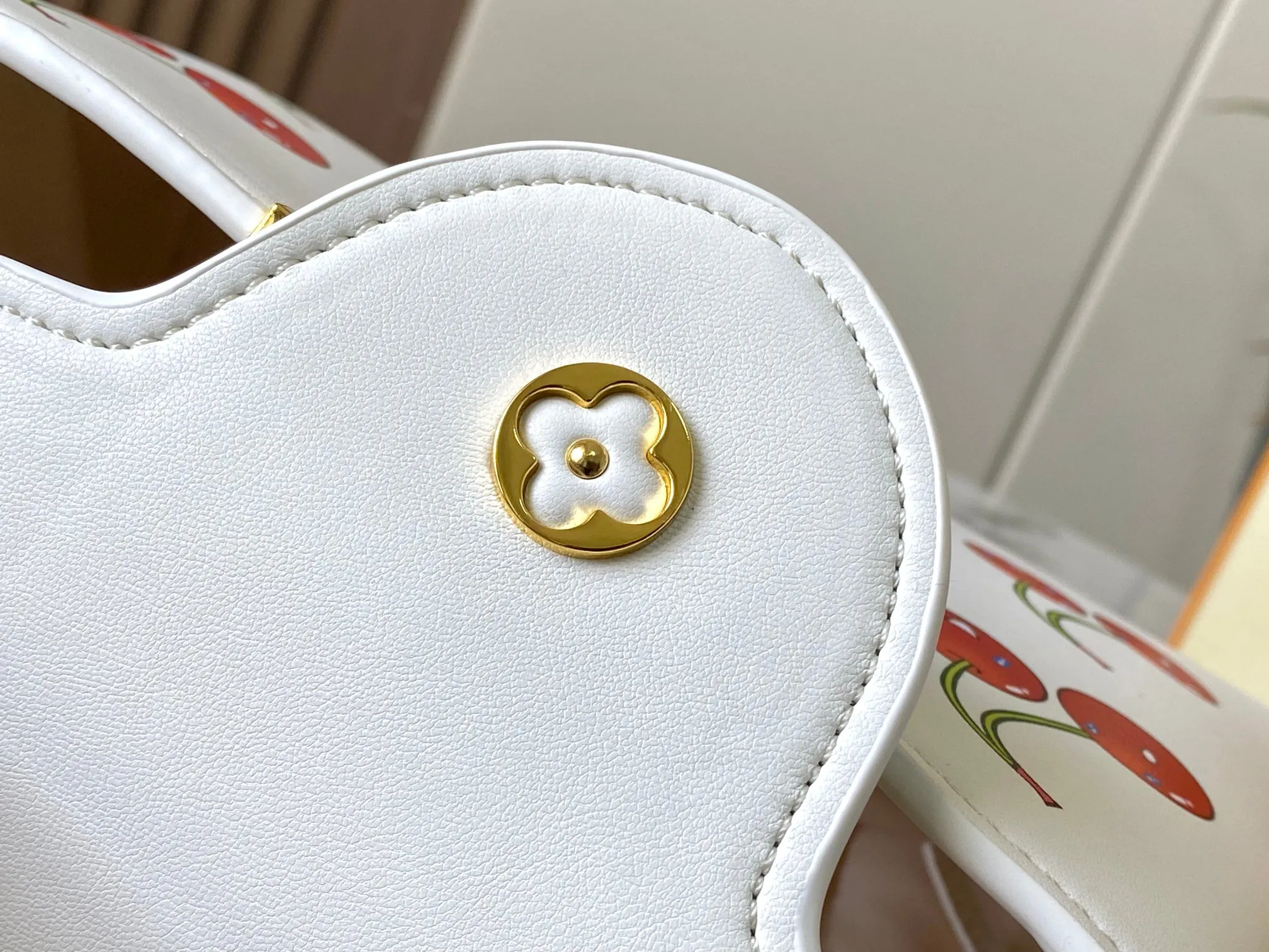 p440 [Guangzhou top quality original] 59939 Cherry🍒The luxurious Taurillon leather of this Capucines BB handbag looks great in soft beige. The flap is brown cherry leather. The same goes for the elegant top handle. The flaps can be tucked inside to feature the LV signature, or they can be exposed outwards to reveal a simple Monogram Blossom. A wide, removable shoulder strap provides carrying options. Size: 27*18*9cm