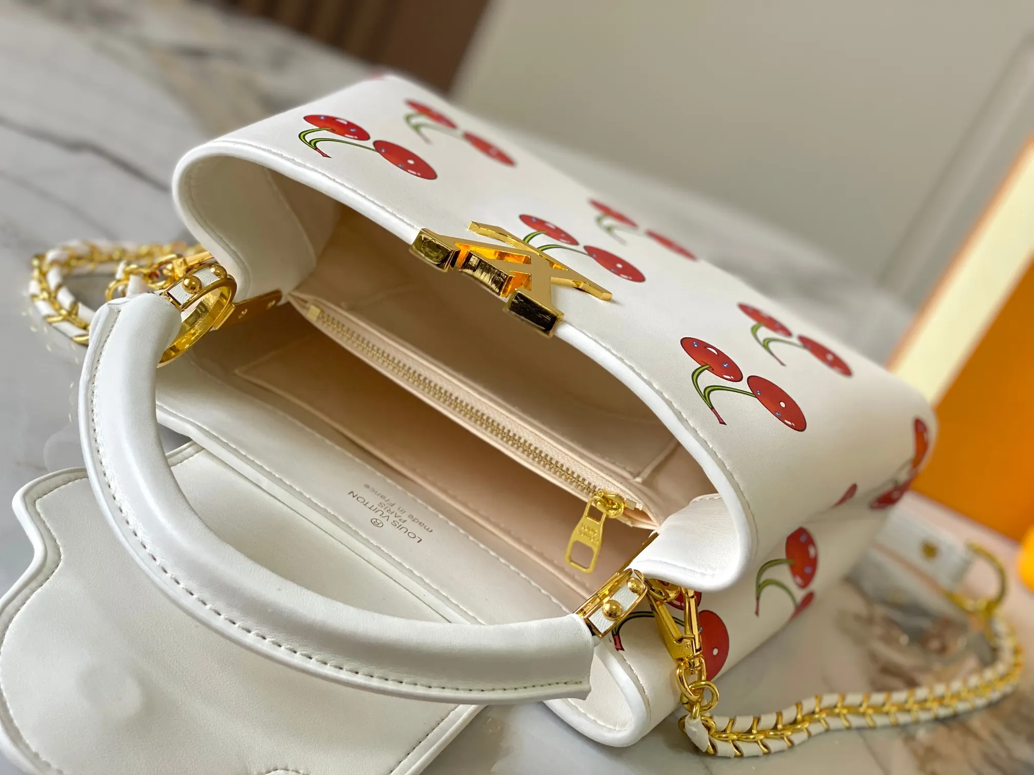 p440 [Guangzhou top quality original] 59939 Cherry🍒The luxurious Taurillon leather of this Capucines BB handbag looks great in soft beige. The flap is brown cherry leather. The same goes for the elegant top handle. The flaps can be tucked inside to feature the LV signature, or they can be exposed outwards to reveal a simple Monogram Blossom. A wide, removable shoulder strap provides carrying options. Size: 27*18*9cm
