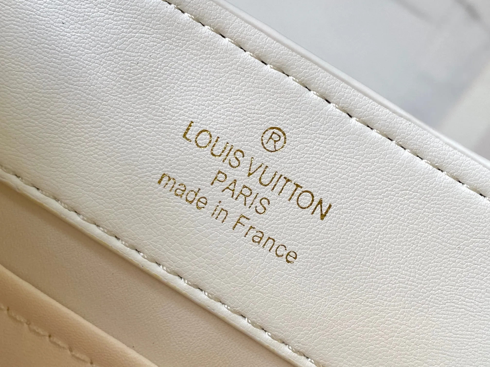 p440 [Guangzhou top quality original] 59939 Cherry🍒The luxurious Taurillon leather of this Capucines BB handbag looks great in soft beige. The flap is brown cherry leather. The same goes for the elegant top handle. The flaps can be tucked inside to feature the LV signature, or they can be exposed outwards to reveal a simple Monogram Blossom. A wide, removable shoulder strap provides carrying options. Size: 27*18*9cm