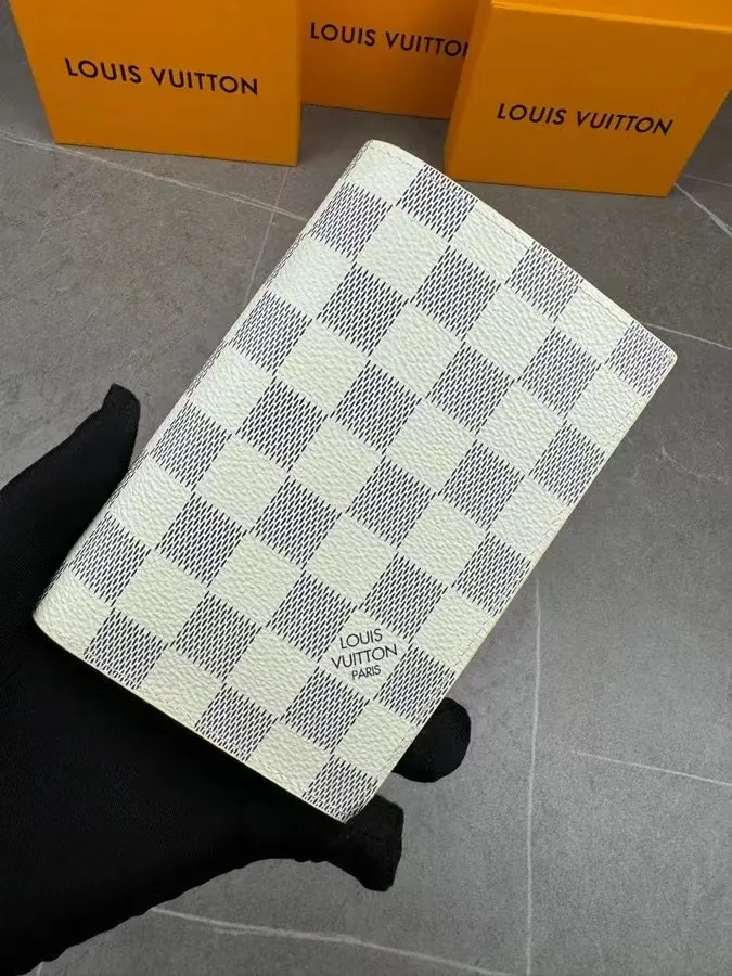 P100💰 M64502! The perfect companion for traveling in style. Lined with luxurious grained calfskin and featuring a multi-compartment interior, this is a classic travel accessory. The image of a giraffe carrying a gorgeous Louis Vuitton handbag and making a shopping spree transforms this elegant passport holder into the embodiment of cuteness. 10.0 x 14.0 x 2.5 cm (length x height x width).