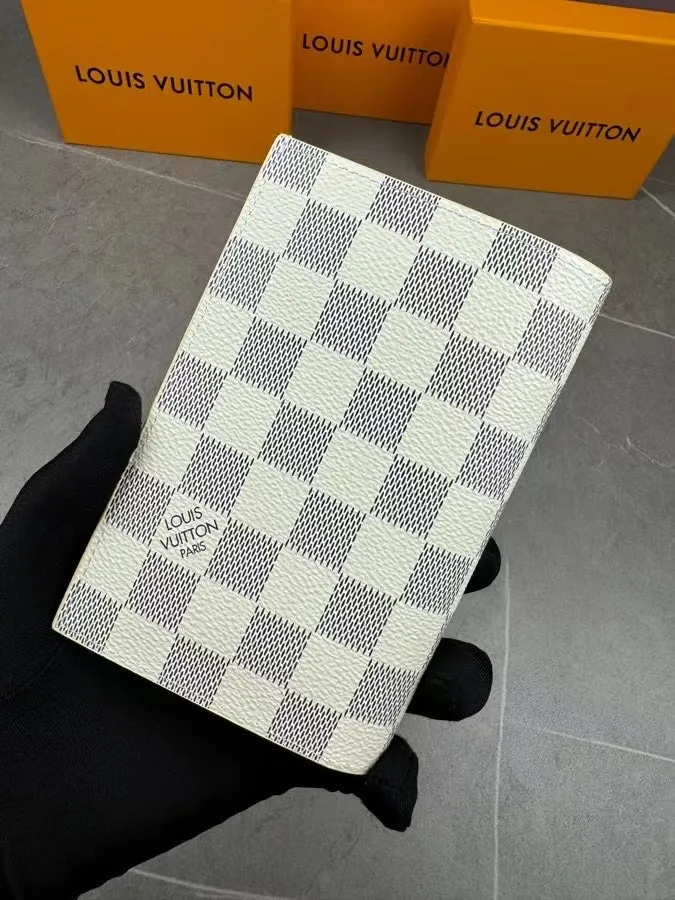 P100💰 M64502! The perfect companion for traveling in style. Lined with luxurious grained calfskin and featuring a multi-compartment interior, this is a classic travel accessory. The image of a giraffe carrying a gorgeous Louis Vuitton handbag and making a shopping spree transforms this elegant passport holder into the embodiment of cuteness. 10.0 x 14.0 x 2.5 cm (length x height x width).
