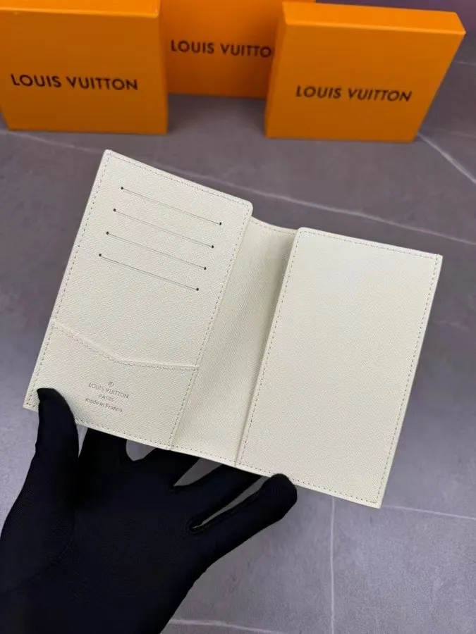 P100💰 M64502! The perfect companion for traveling in style. Lined with luxurious grained calfskin and featuring a multi-compartment interior, this is a classic travel accessory. The image of a giraffe carrying a gorgeous Louis Vuitton handbag and making a shopping spree transforms this elegant passport holder into the embodiment of cuteness. 10.0 x 14.0 x 2.5 cm (length x height x width).