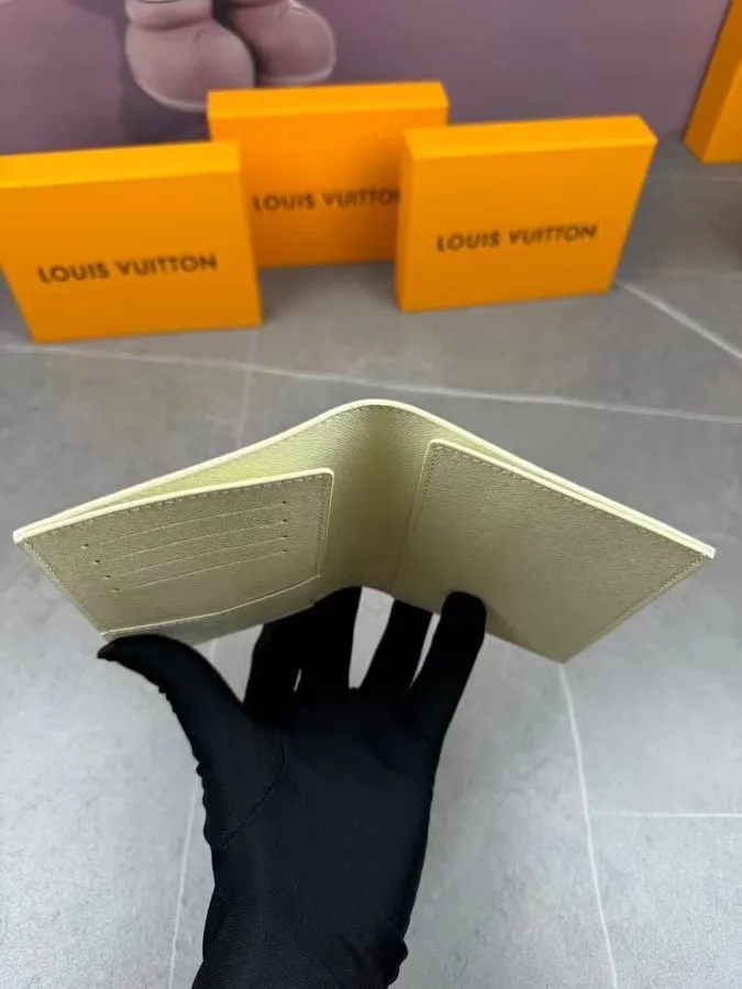 P100💰 M64502! The perfect companion for traveling in style. Lined with luxurious grained calfskin and featuring a multi-compartment interior, this is a classic travel accessory. The image of a giraffe carrying a gorgeous Louis Vuitton handbag and making a shopping spree transforms this elegant passport holder into the embodiment of cuteness. 10.0 x 14.0 x 2.5 cm (length x height x width).