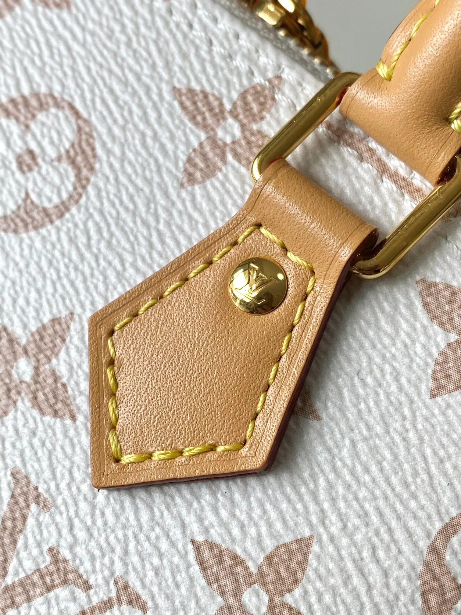 P1840 [Special grade MB chip version original leather] This Nano Alma handbag condenses the classic configuration of the Alma handbag, and outlines the leather trim for the Monogram Dune canvas from the 2024 early spring show. Model: M46895 dynamic chip Material: A-grade all-steel hardware, imported original fabric Packaging: full set of original duty-free MB packaging Size: 18*12*8CM