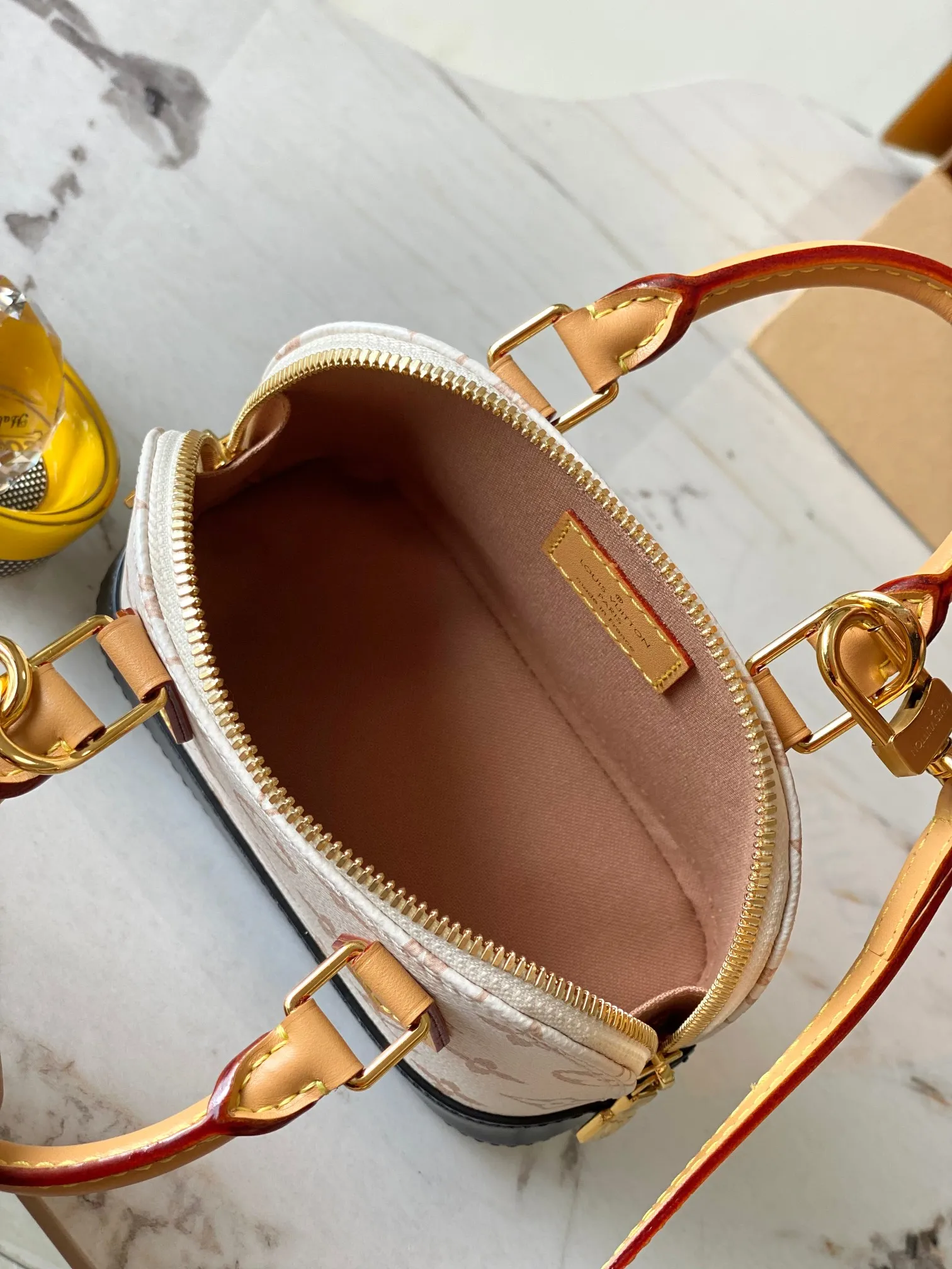 P1840 [Special grade MB chip version original leather] This Nano Alma handbag condenses the classic configuration of the Alma handbag, and outlines the leather trim for the Monogram Dune canvas from the 2024 early spring show. Model: M46895 dynamic chip Material: A-grade all-steel hardware, imported original fabric Packaging: full set of original duty-free MB packaging Size: 18*12*8CM