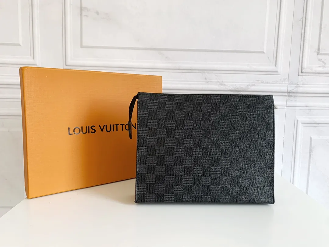 💰120 💎Louis Vuitton No. 26 toilet bag💁 Official item number: N47542 Size: 26x 20x 5cm. 😊 The large Monogram clutch bag has a spacious interior and crotch-style design on both sides for easy access to items and can be easily put into the handbag. 💋 Original imported leather, original OEM code, real gold plating 24K hardware, imported YKK silver zipper counter synchronization, perfect details, you can enter and exit the counter at will. genuine quality,