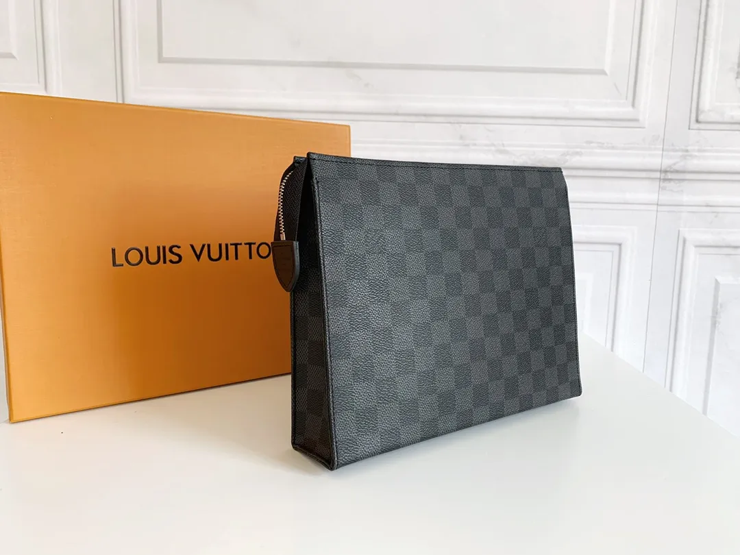 💰120 💎Louis Vuitton No. 26 toilet bag💁 Official item number: N47542 Size: 26x 20x 5cm. 😊 The large Monogram clutch bag has a spacious interior and crotch-style design on both sides for easy access to items and can be easily put into the handbag. 💋 Original imported leather, original OEM code, real gold plating 24K hardware, imported YKK silver zipper counter synchronization, perfect details, you can enter and exit the counter at will. genuine quality,