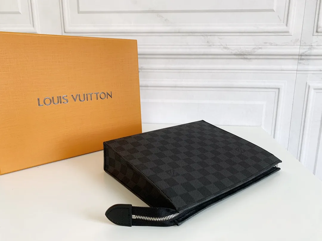 💰120 💎Louis Vuitton No. 26 toilet bag💁 Official item number: N47542 Size: 26x 20x 5cm. 😊 The large Monogram clutch bag has a spacious interior and crotch-style design on both sides for easy access to items and can be easily put into the handbag. 💋 Original imported leather, original OEM code, real gold plating 24K hardware, imported YKK silver zipper counter synchronization, perfect details, you can enter and exit the counter at will. genuine quality,