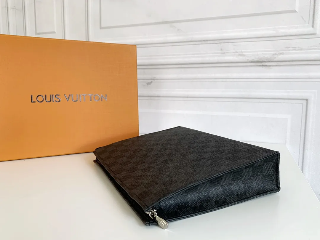 💰120 💎Louis Vuitton No. 26 toilet bag💁 Official item number: N47542 Size: 26x 20x 5cm. 😊 The large Monogram clutch bag has a spacious interior and crotch-style design on both sides for easy access to items and can be easily put into the handbag. 💋 Original imported leather, original OEM code, real gold plating 24K hardware, imported YKK silver zipper counter synchronization, perfect details, you can enter and exit the counter at will. genuine quality,