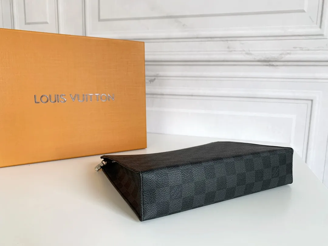 💰120 💎Louis Vuitton No. 26 toilet bag💁 Official item number: N47542 Size: 26x 20x 5cm. 😊 The large Monogram clutch bag has a spacious interior and crotch-style design on both sides for easy access to items and can be easily put into the handbag. 💋 Original imported leather, original OEM code, real gold plating 24K hardware, imported YKK silver zipper counter synchronization, perfect details, you can enter and exit the counter at will. genuine quality,