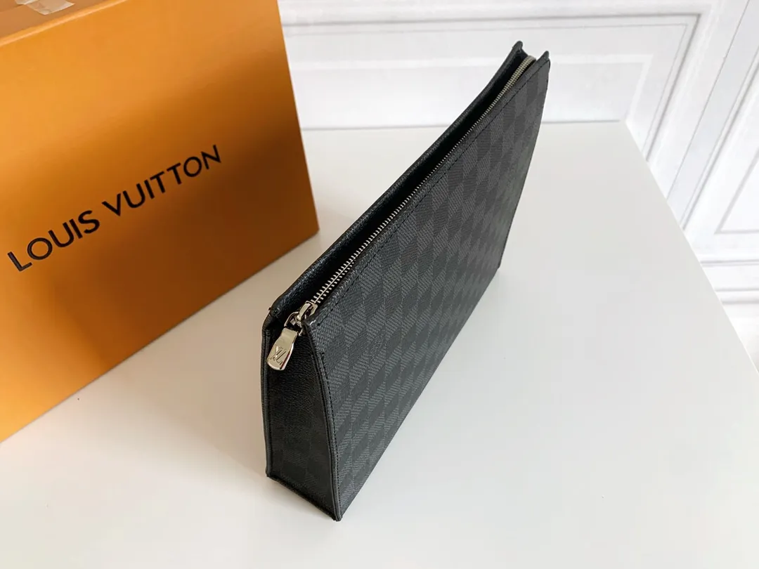 💰120 💎Louis Vuitton No. 26 toilet bag💁 Official item number: N47542 Size: 26x 20x 5cm. 😊 The large Monogram clutch bag has a spacious interior and crotch-style design on both sides for easy access to items and can be easily put into the handbag. 💋 Original imported leather, original OEM code, real gold plating 24K hardware, imported YKK silver zipper counter synchronization, perfect details, you can enter and exit the counter at will. genuine quality,