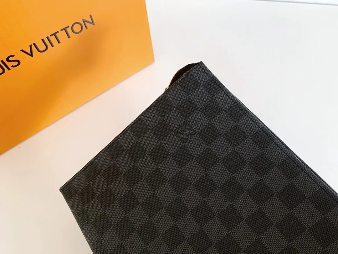 💰120 💎Louis Vuitton No. 26 toilet bag💁 Official item number: N47542 Size: 26x 20x 5cm. 😊 The large Monogram clutch bag has a spacious interior and crotch-style design on both sides for easy access to items and can be easily put into the handbag. 💋 Original imported leather, original OEM code, real gold plating 24K hardware, imported YKK silver zipper counter synchronization, perfect details, you can enter and exit the counter at will. genuine quality,