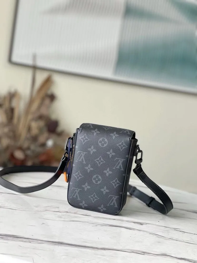 💰700 Top Original M81522 Black Flower The new s-lock vertical wearable wallet embosses the iconic monogram pattern on elegant taurillon leather, and then uses a magnetic closure to recall the traditional hard case lock design. The compact structure can also accommodate daily needs, making it easy to carry personal items with you and making a fashion statement. Dimensions: 12 x 19 x 7 cm