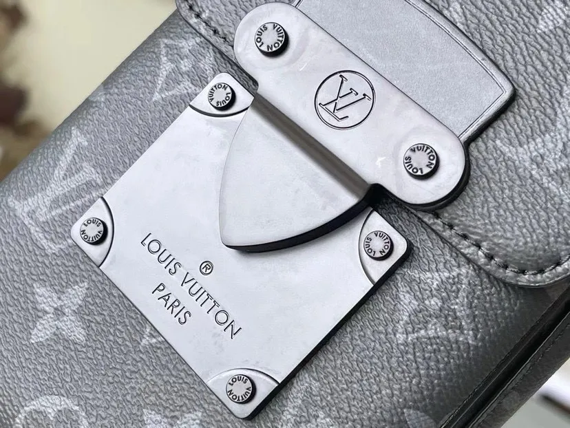 💰700 Top Original M81522 Black Flower The new s-lock vertical wearable wallet embosses the iconic monogram pattern on elegant taurillon leather, and then uses a magnetic closure to recall the traditional hard case lock design. The compact structure can also accommodate daily needs, making it easy to carry personal items with you and making a fashion statement. Dimensions: 12 x 19 x 7 cm
