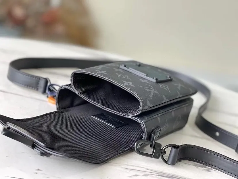 💰700 Top Original M81522 Black Flower The new s-lock vertical wearable wallet embosses the iconic monogram pattern on elegant taurillon leather, and then uses a magnetic closure to recall the traditional hard case lock design. The compact structure can also accommodate daily needs, making it easy to carry personal items with you and making a fashion statement. Dimensions: 12 x 19 x 7 cm