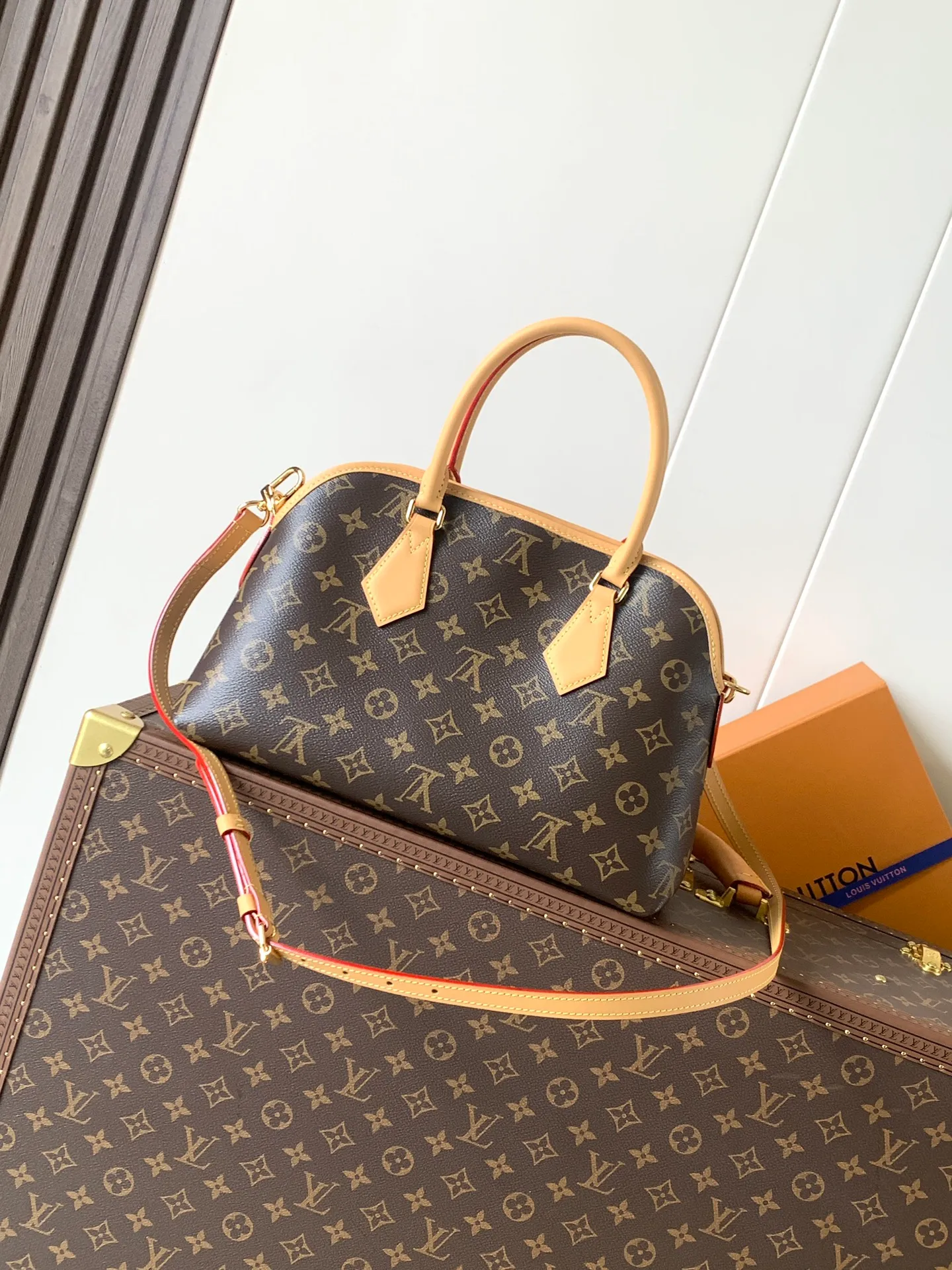 💰1220 Top original order, transcoding chip M15208 presbyopia handbag Ever More PM handbag This Ever More PM draws on Parisian fashion style and is inspired by the smooth lines of the Alma handbag. It's crafted in signature Monogram canvas and embellished with decorative gold chains and cowhide trim. Additionally, it comes with a detachable shoulder strap, offering multiple ways to carry it. Designed to be both practical and sophisticated, this tote also includes a removable Monogram pouch that can be used as an internal compartment or carried separately. Dimensions 35 x 21 x 12 cm (length x height x width)