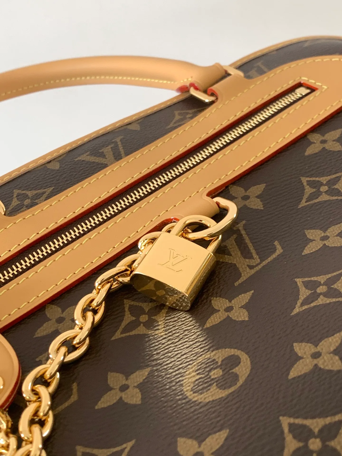 💰1220 Top original order, transcoding chip M15208 presbyopia handbag Ever More PM handbag This Ever More PM draws on Parisian fashion style and is inspired by the smooth lines of the Alma handbag. It's crafted in signature Monogram canvas and embellished with decorative gold chains and cowhide trim. Additionally, it comes with a detachable shoulder strap, offering multiple ways to carry it. Designed to be both practical and sophisticated, this tote also includes a removable Monogram pouch that can be used as an internal compartment or carried separately. Dimensions 35 x 21 x 12 cm (length x height x width)