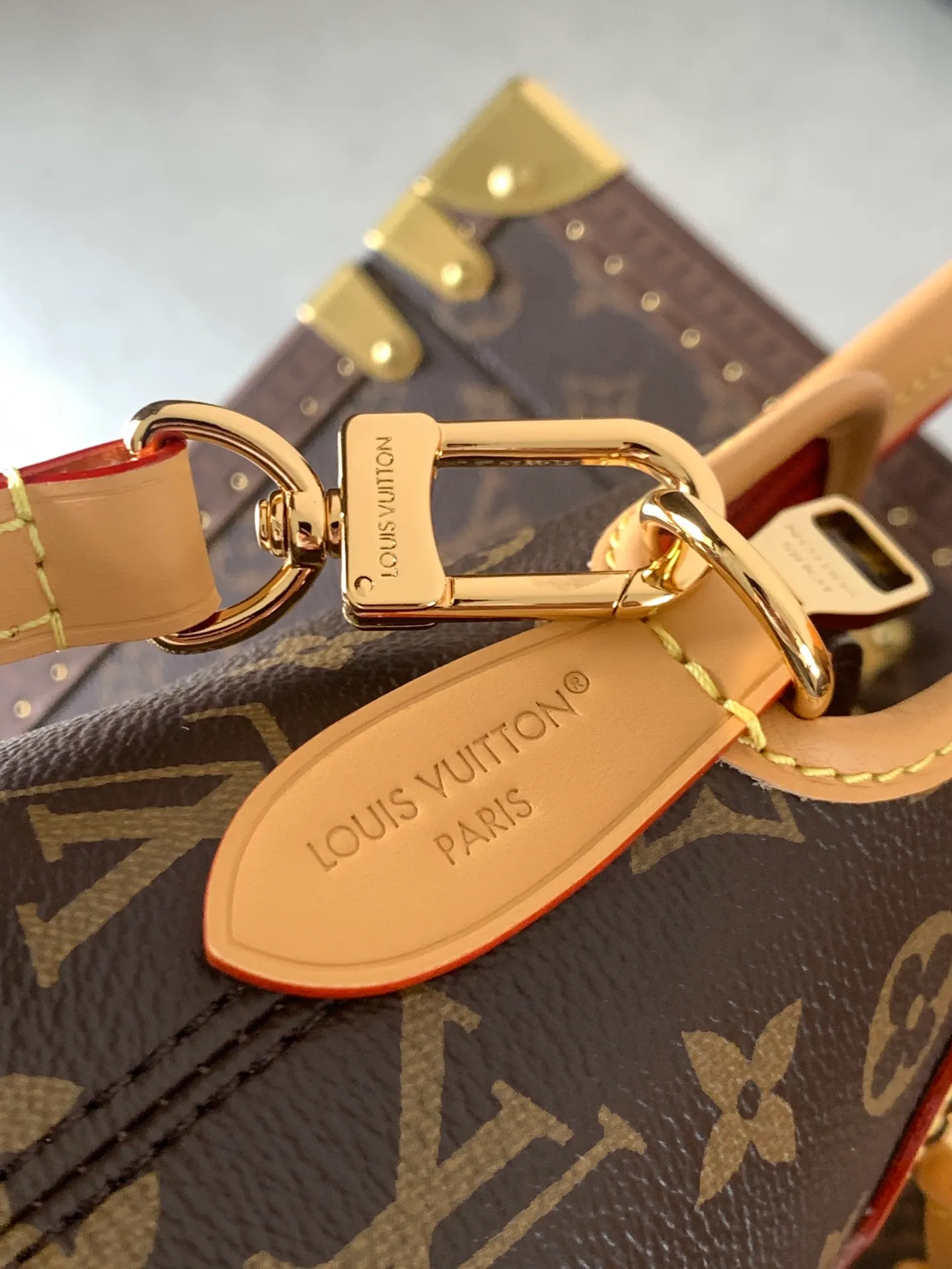 💰1220 Top original order, transcoding chip M15208 presbyopia handbag Ever More PM handbag This Ever More PM draws on Parisian fashion style and is inspired by the smooth lines of the Alma handbag. It's crafted in signature Monogram canvas and embellished with decorative gold chains and cowhide trim. Additionally, it comes with a detachable shoulder strap, offering multiple ways to carry it. Designed to be both practical and sophisticated, this tote also includes a removable Monogram pouch that can be used as an internal compartment or carried separately. Dimensions 35 x 21 x 12 cm (length x height x width)