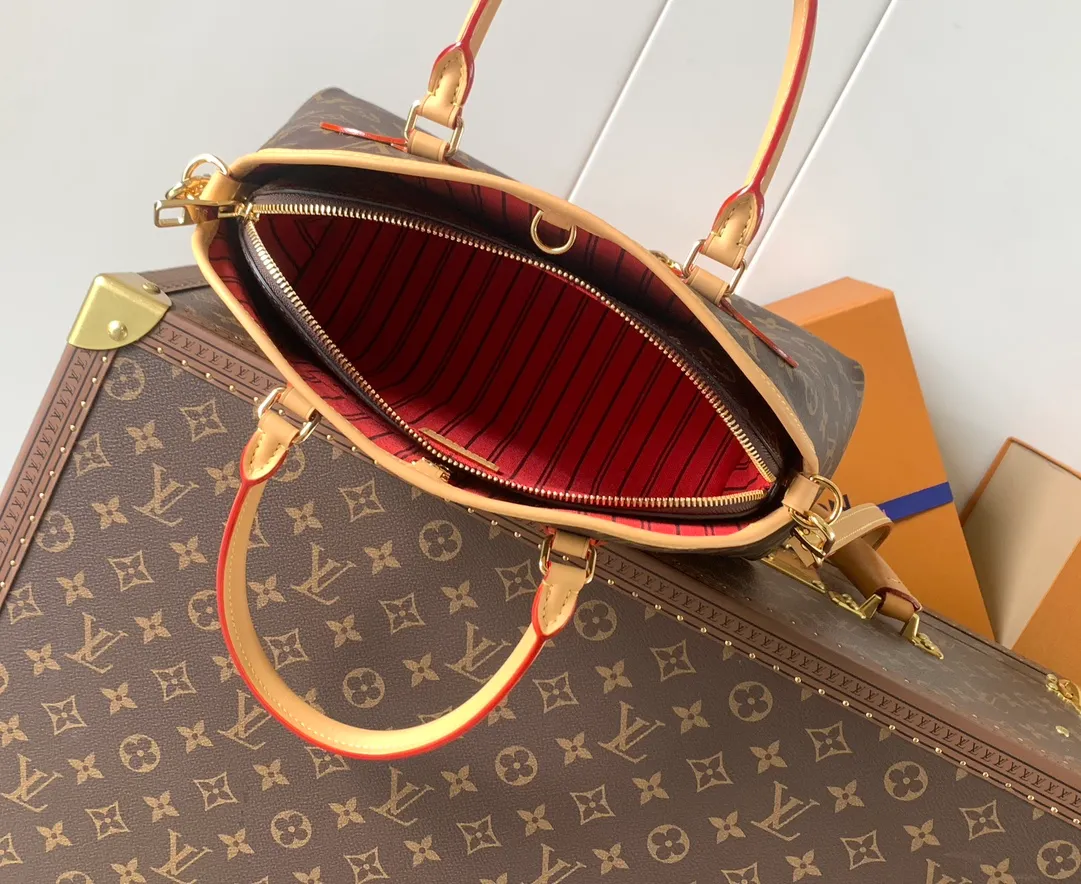 💰1220 Top original order, transcoding chip M15208 presbyopia handbag Ever More PM handbag This Ever More PM draws on Parisian fashion style and is inspired by the smooth lines of the Alma handbag. It's crafted in signature Monogram canvas and embellished with decorative gold chains and cowhide trim. Additionally, it comes with a detachable shoulder strap, offering multiple ways to carry it. Designed to be both practical and sophisticated, this tote also includes a removable Monogram pouch that can be used as an internal compartment or carried separately. Dimensions 35 x 21 x 12 cm (length x height x width)