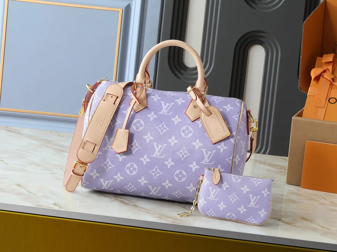 💰280💰Upgraded from the original M13904 M13914 M14064 This Speedy Bandoulière 30 handbag is carefully made of cow leather printed with the classic Monogram pattern. The size is designed to be just right: it is compact and lightweight, but enough to accommodate daily needs. The handbag shows exquisite craftsmanship in every detail, from the vintage side locks to the luxurious sheepskin lining, every aspect reflects the brand's unremitting pursuit of quality. In addition to the top handle design, it is also equipped with a detachable shoulder strap, providing diverse carrying methods. Dimensions: 32.0 x 22.5 x 18.0 cm (length x height x width)