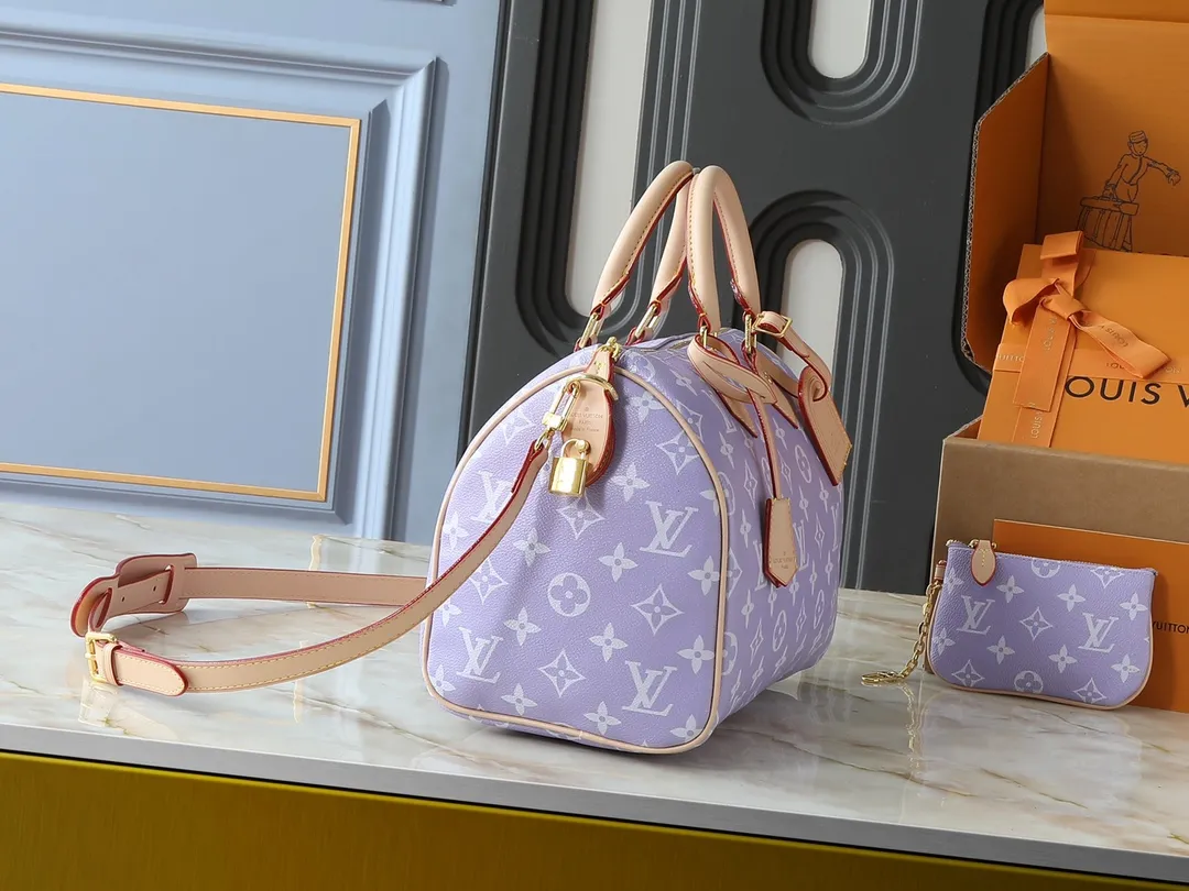 💰280💰Upgraded from the original M13904 M13914 M14064 This Speedy Bandoulière 30 handbag is carefully made of cow leather printed with the classic Monogram pattern. The size is designed to be just right: it is compact and lightweight, but enough to accommodate daily needs. The handbag shows exquisite craftsmanship in every detail, from the vintage side locks to the luxurious sheepskin lining, every aspect reflects the brand's unremitting pursuit of quality. In addition to the top handle design, it is also equipped with a detachable shoulder strap, providing diverse carrying methods. Dimensions: 32.0 x 22.5 x 18.0 cm (length x height x width)